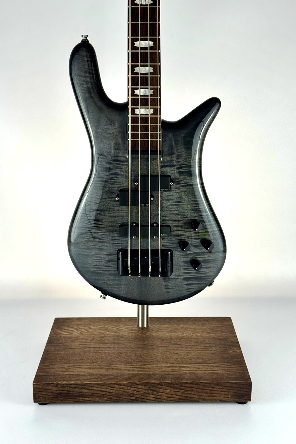Stable guitar stand with 4.2 kg weighted base