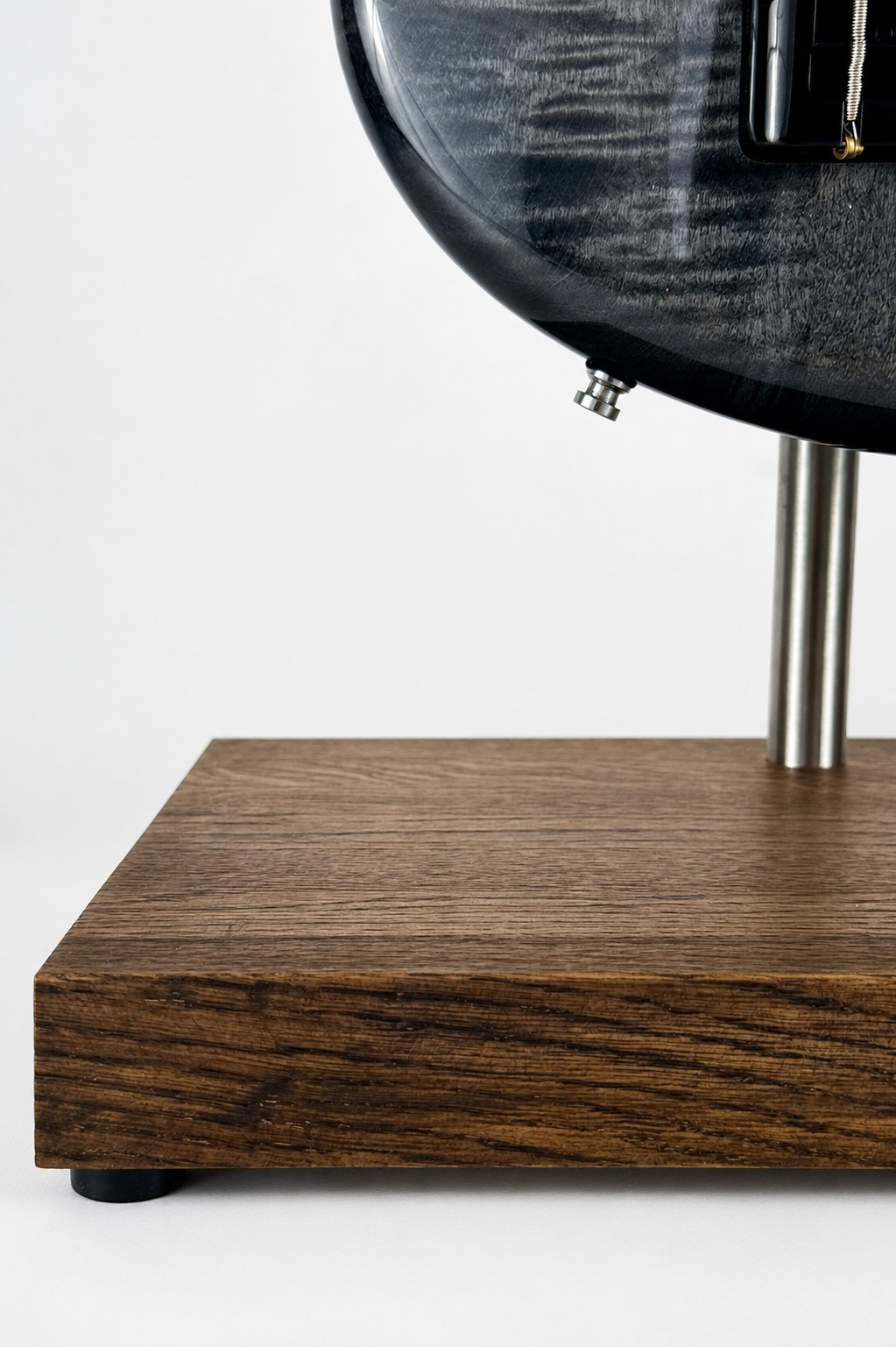 Rounded oak base edges for elegant finish