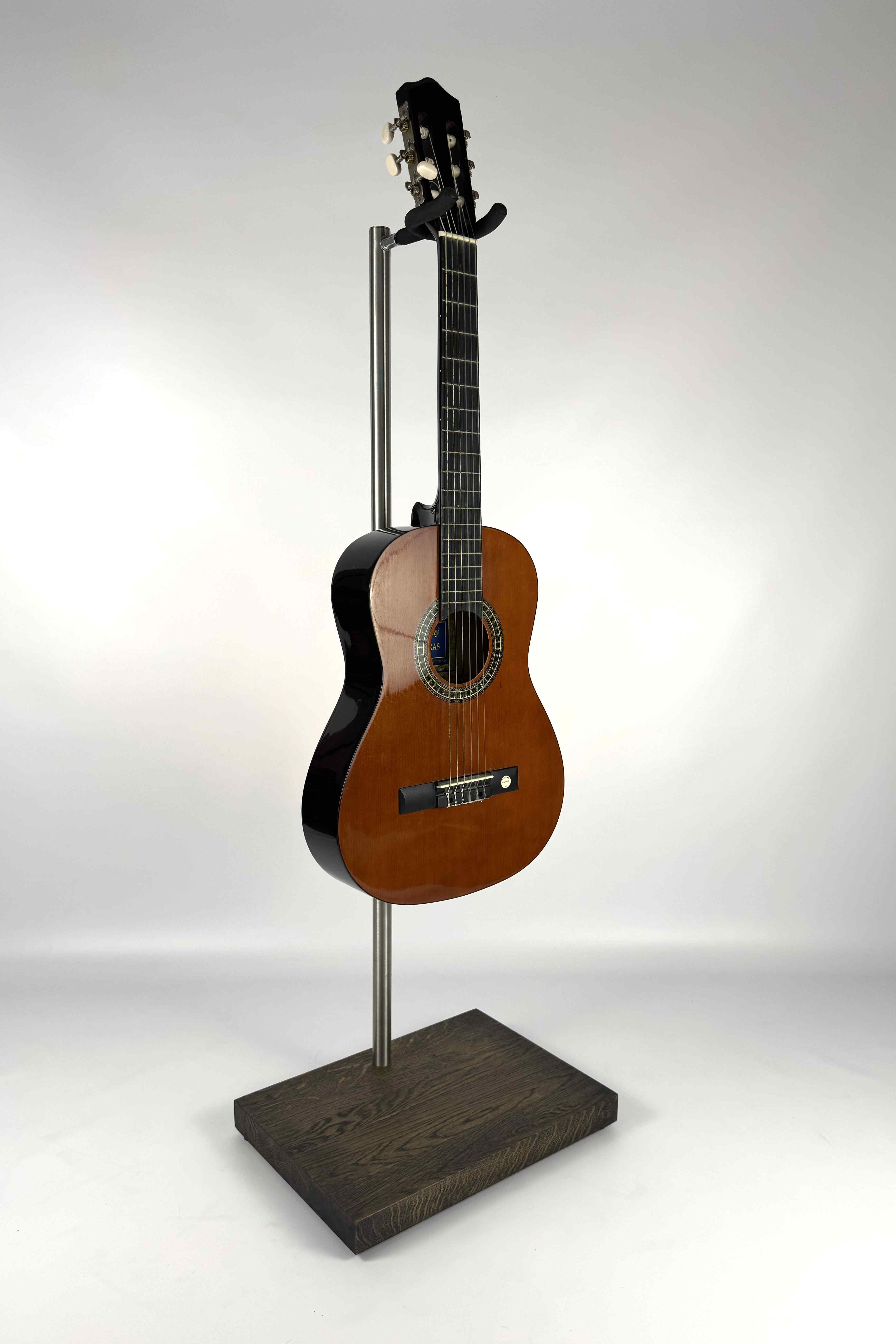 Stabiler handgefertigter Premium-Gitarrenständer aus Holz für Akustikgitarre, mit schwarzem Finish, mit einer Akustikgitarre, Dreiviertelansicht