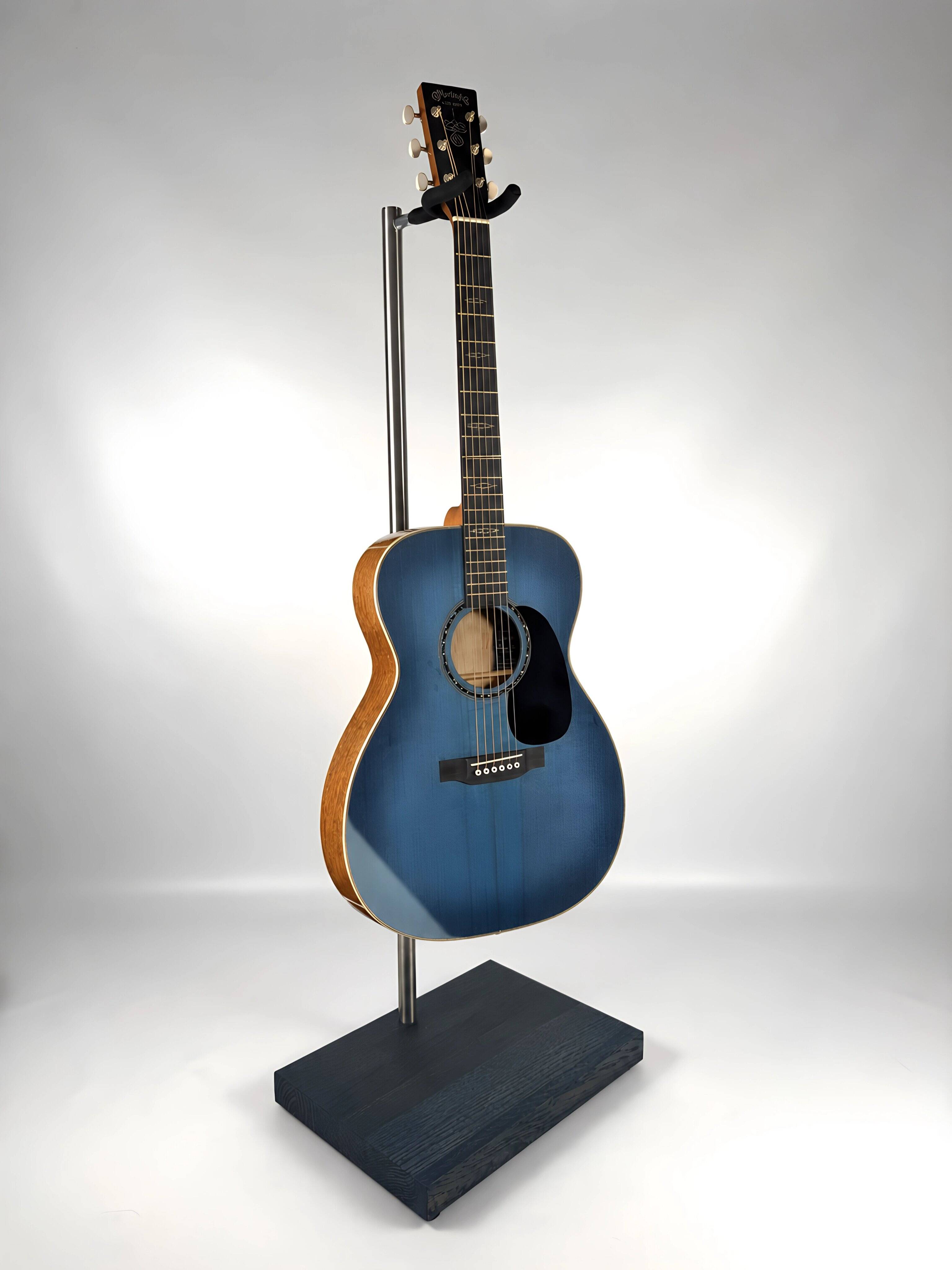 Premium-Gitarrenständer aus Holz mit blauem Finish und Gitarre, Vorderansicht