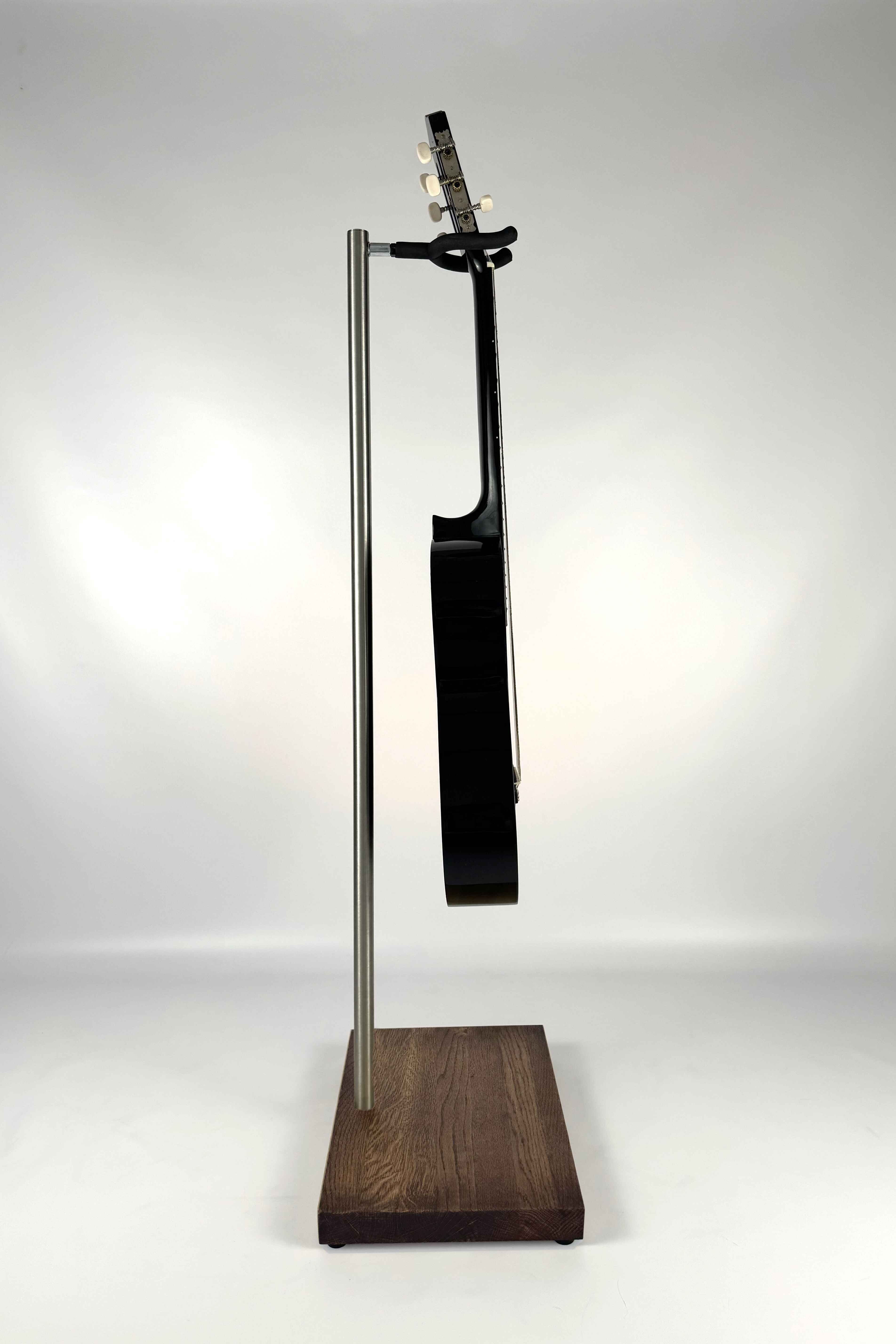 Supporto stabile per chitarra in legno, finitura marrone, con chitarra, vista laterale dell'appoggio sicuro
