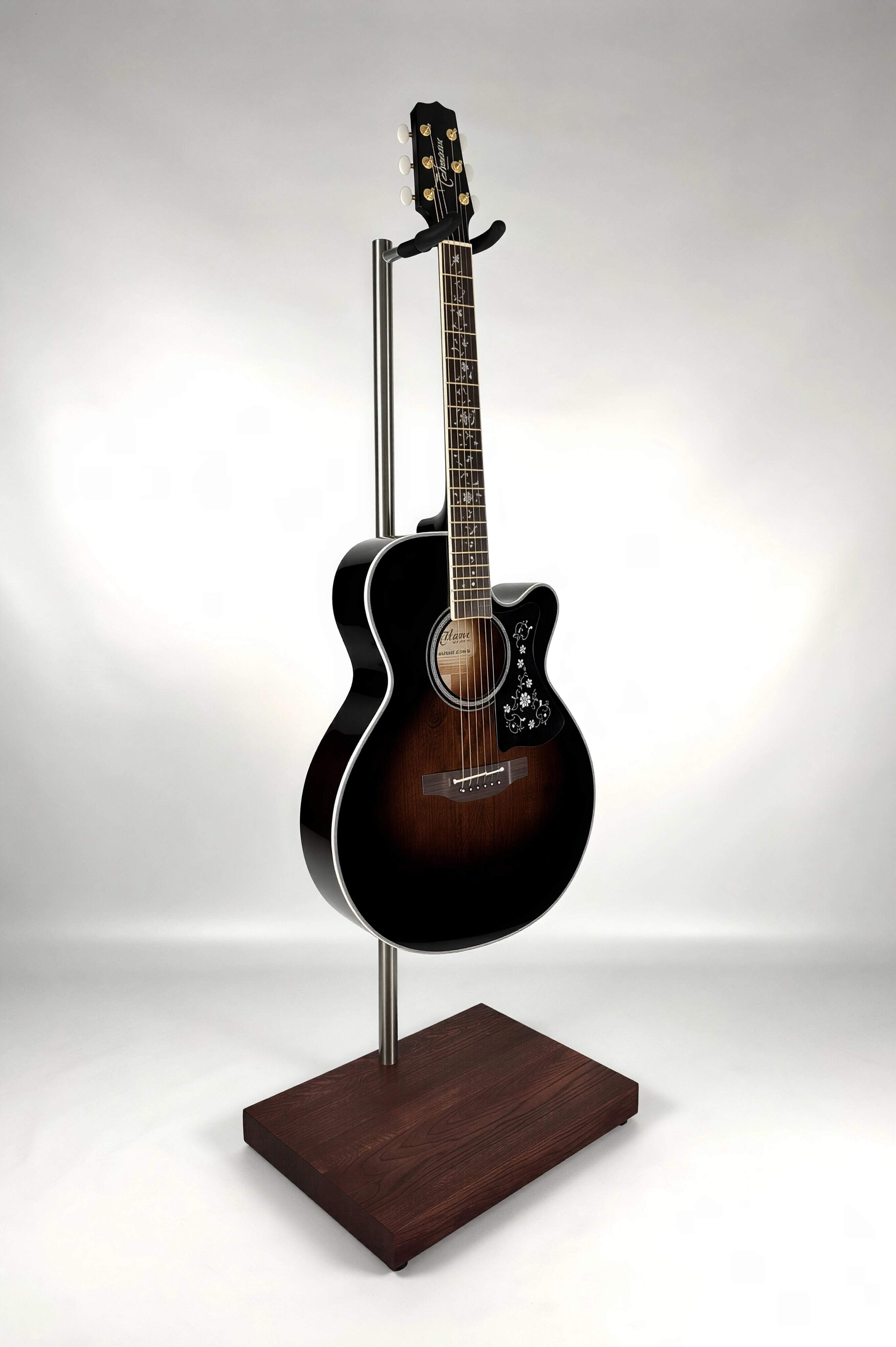 Premium-Gitarrenständer aus Holz mit Kirschbaum-Finish und Gitarre, Vorderansicht