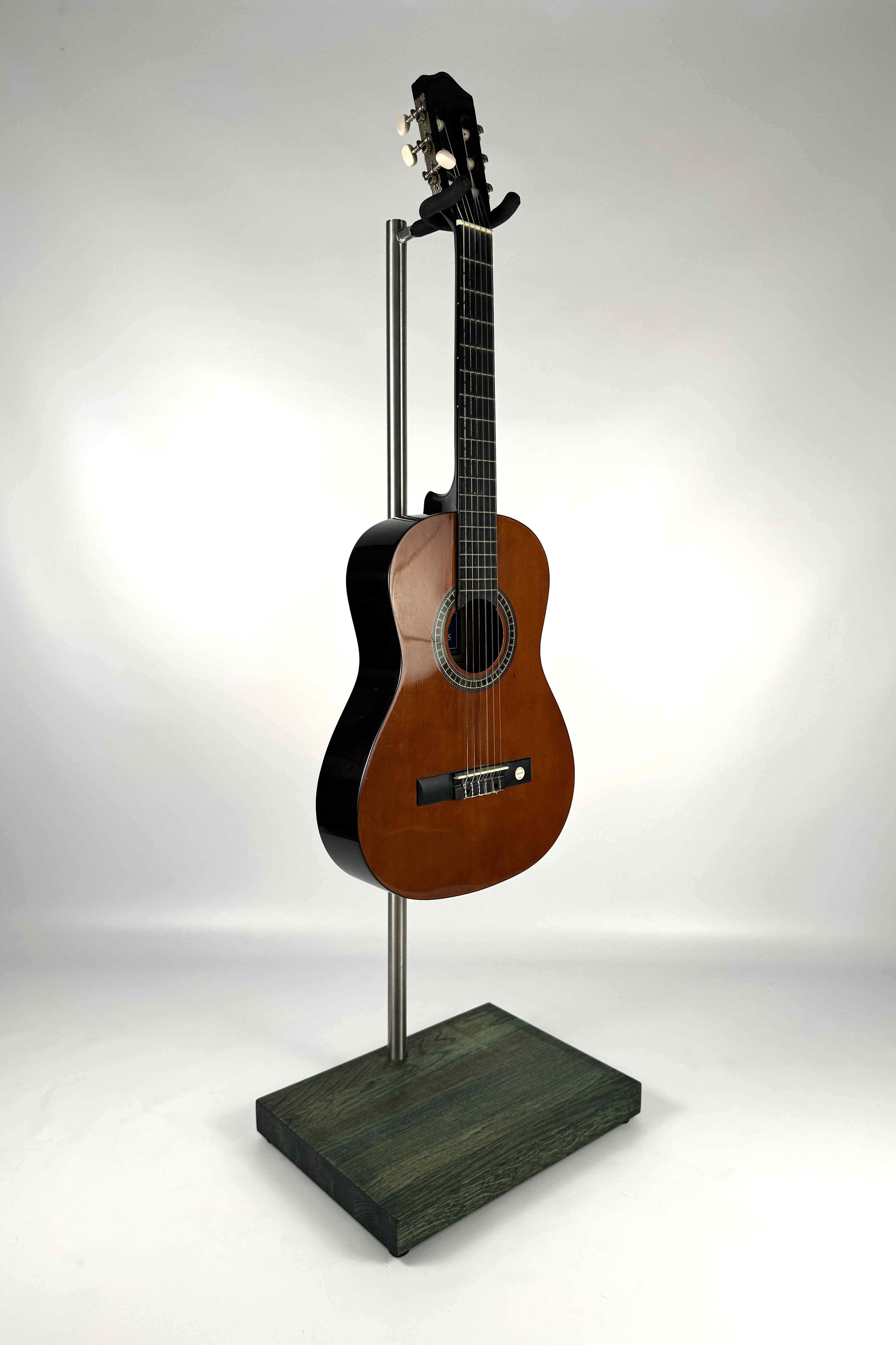 Support de guitare en bois premium, finition verte, avec une guitare, vue de face