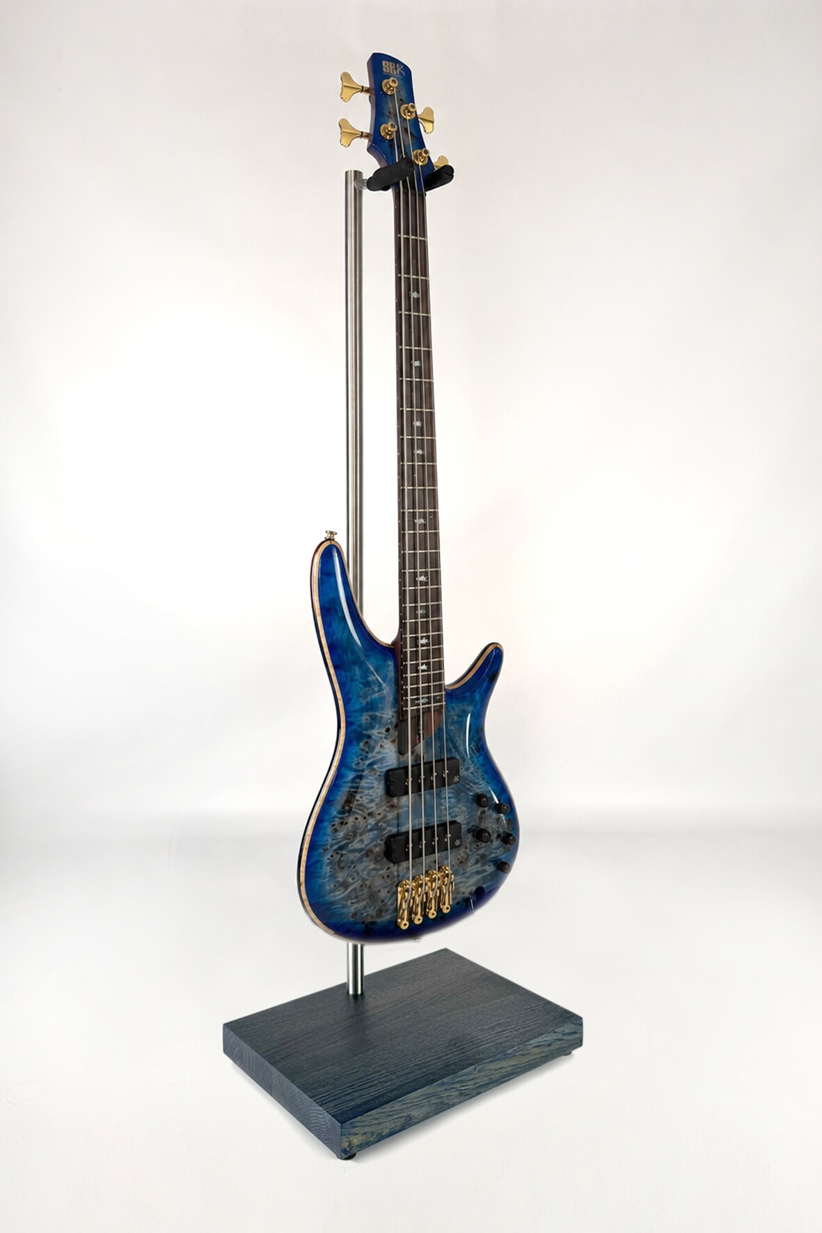 Supporto per chitarra in legno premium, finitura blu, con chitarra, vista frontale