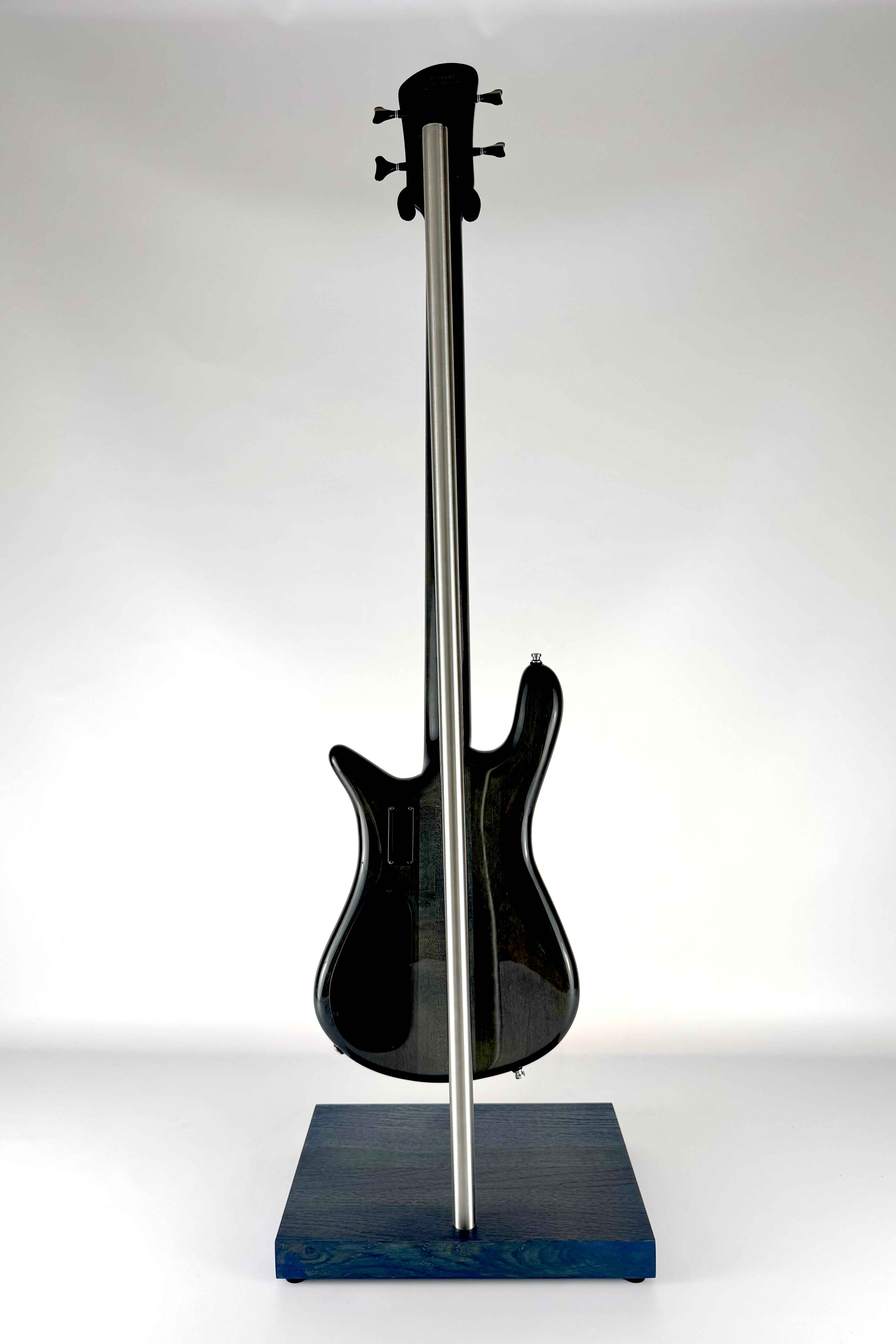 Stabiler handgefertigter Premium-Gitarrenständer aus Holz für Bassgitarre, mit blauem Finish, mit einer Bassgitarre, Rückansicht