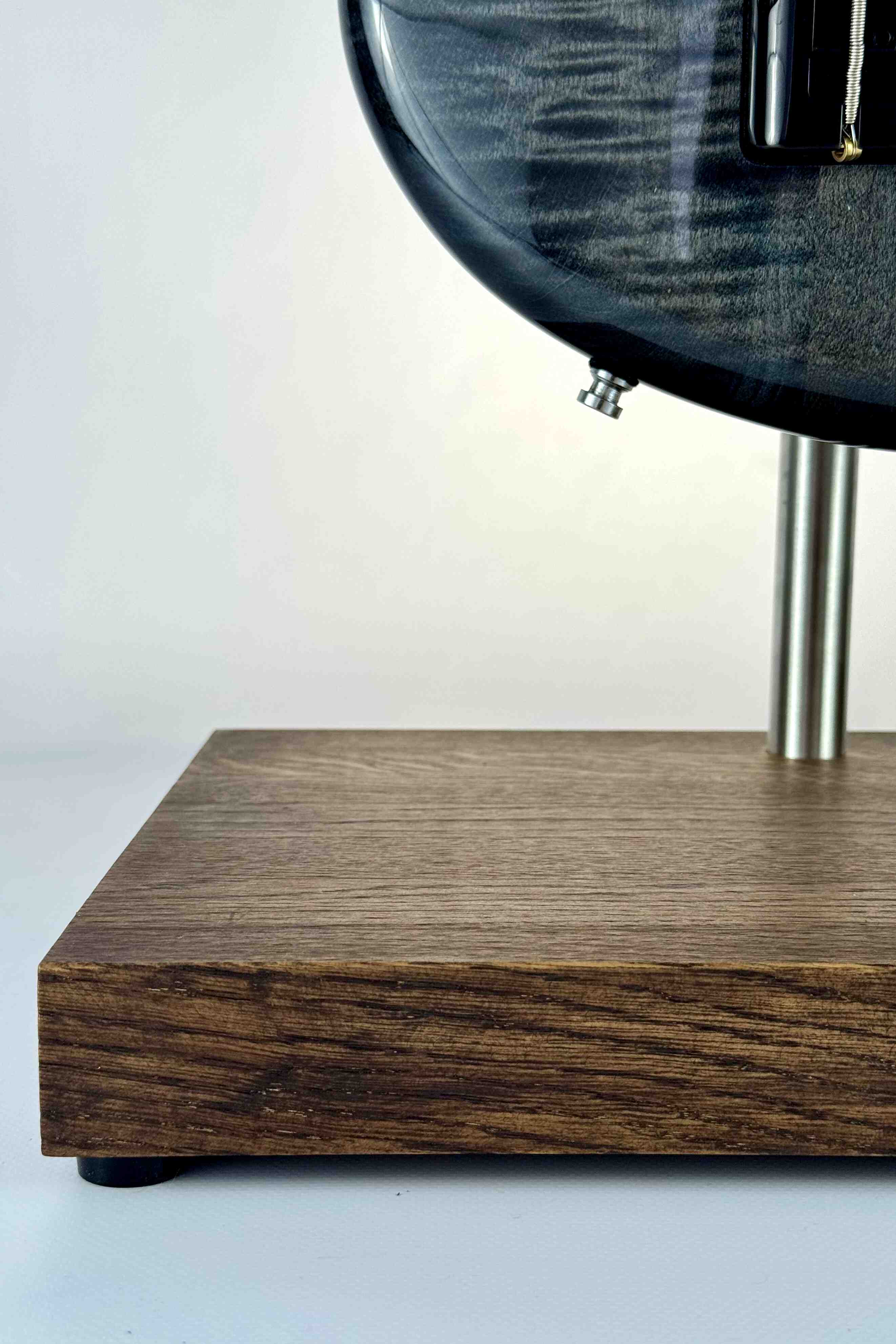 Support de guitare basse en bois premium stable et fabriqué à la main, avec finition marron, avec une guitare basse, gros plan de face