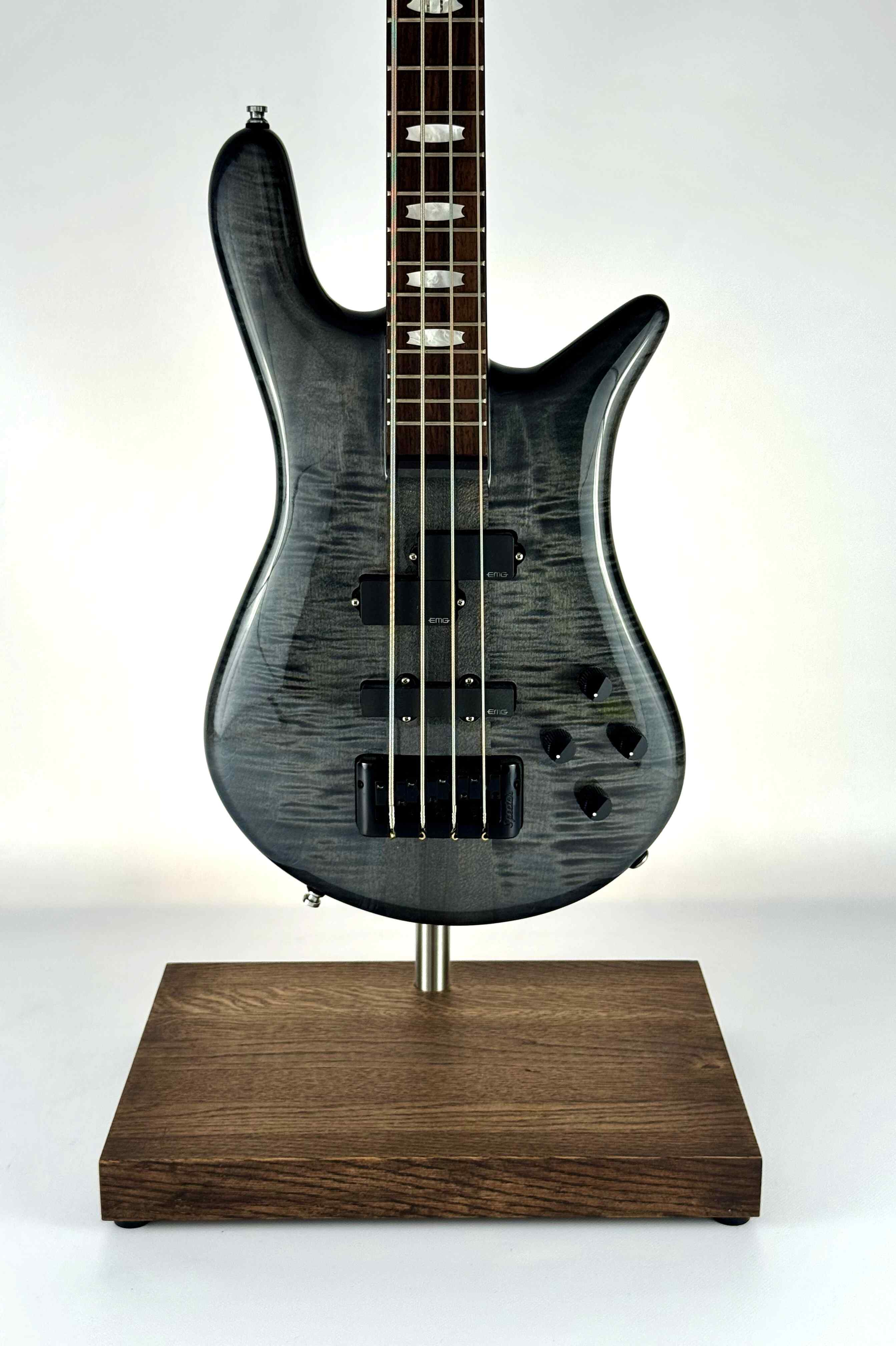 Support de guitare basse en bois premium stable et fabriqué à la main, avec finition marron, avec une guitare basse, vue de face