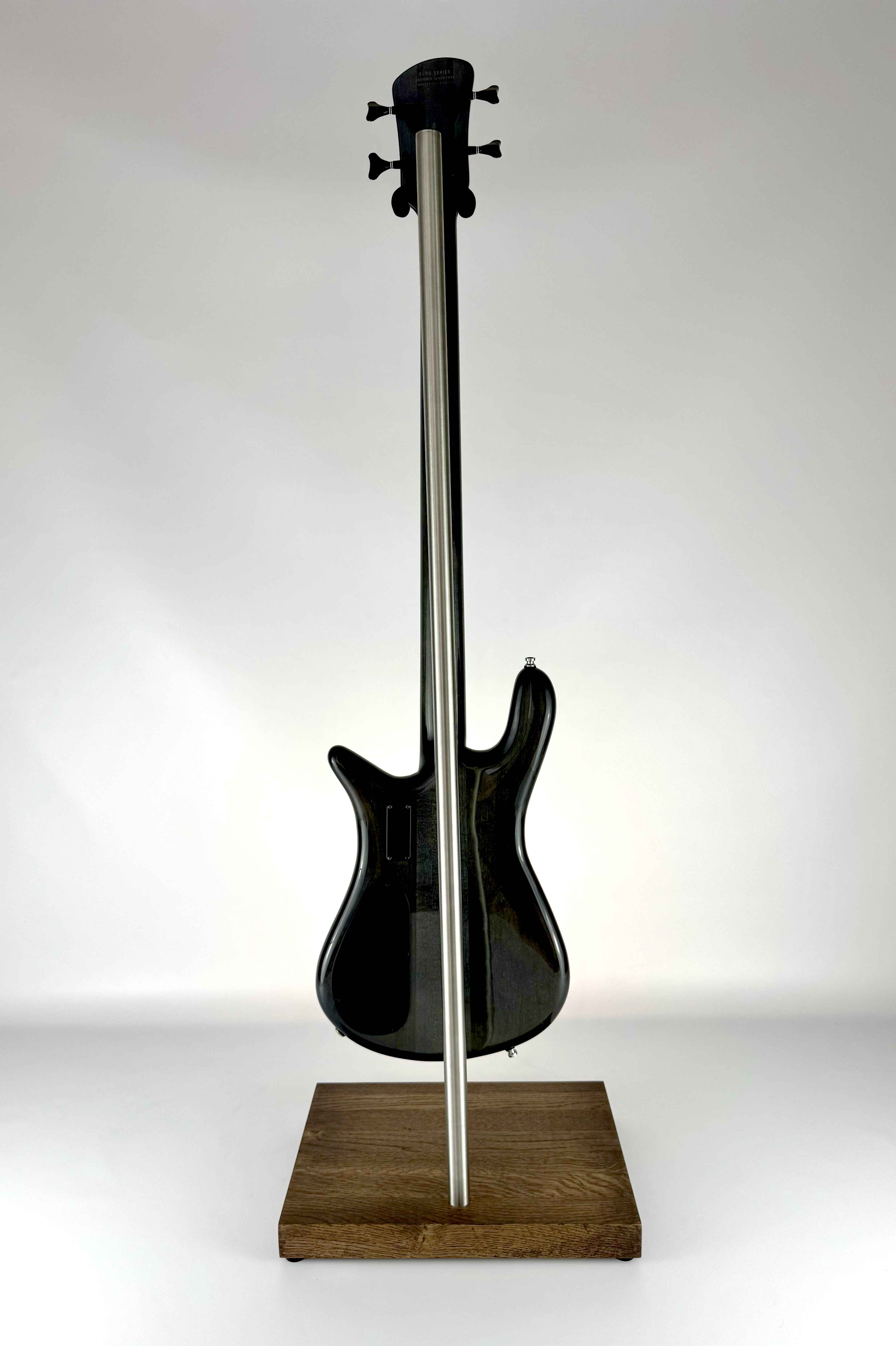 Support de guitare basse en bois premium stable et fabriqué à la main, avec finition marron, avec une guitare basse, vue arrière