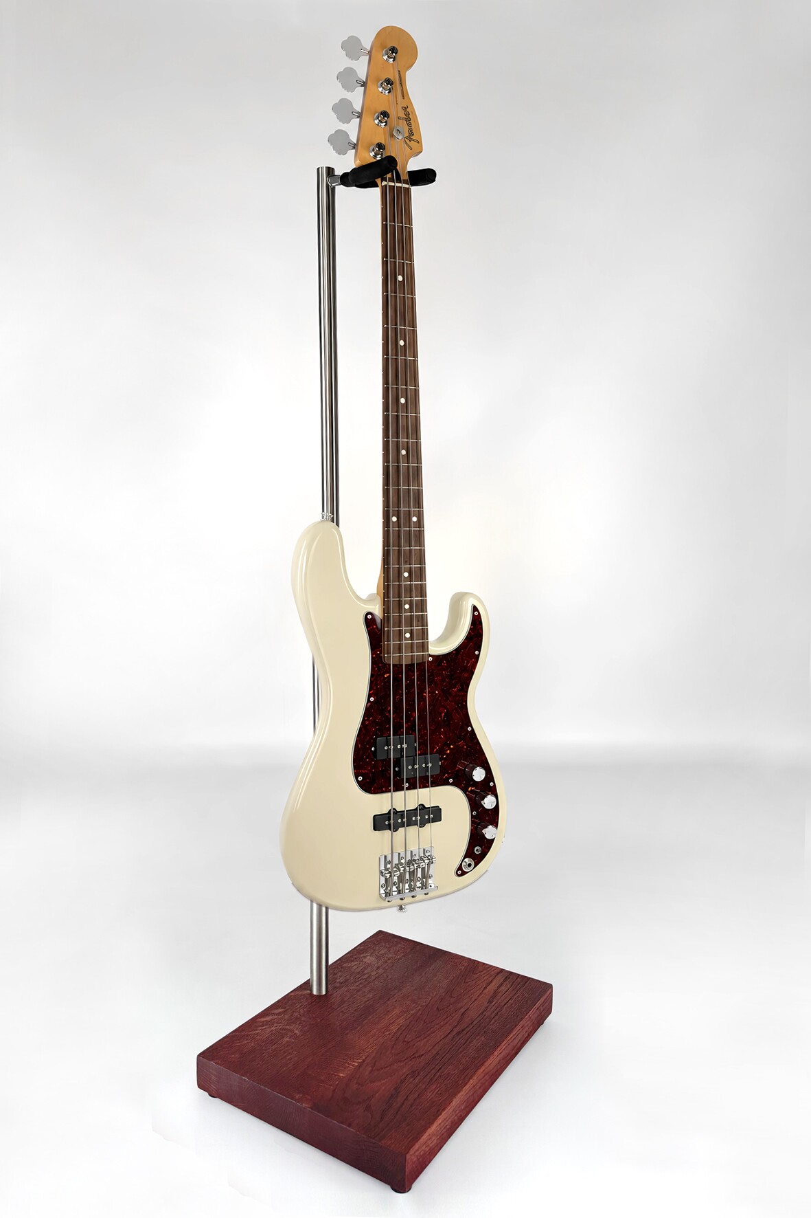 Supporto per chitarra in legno premium, finitura ciliegio, con chitarra, vista frontale