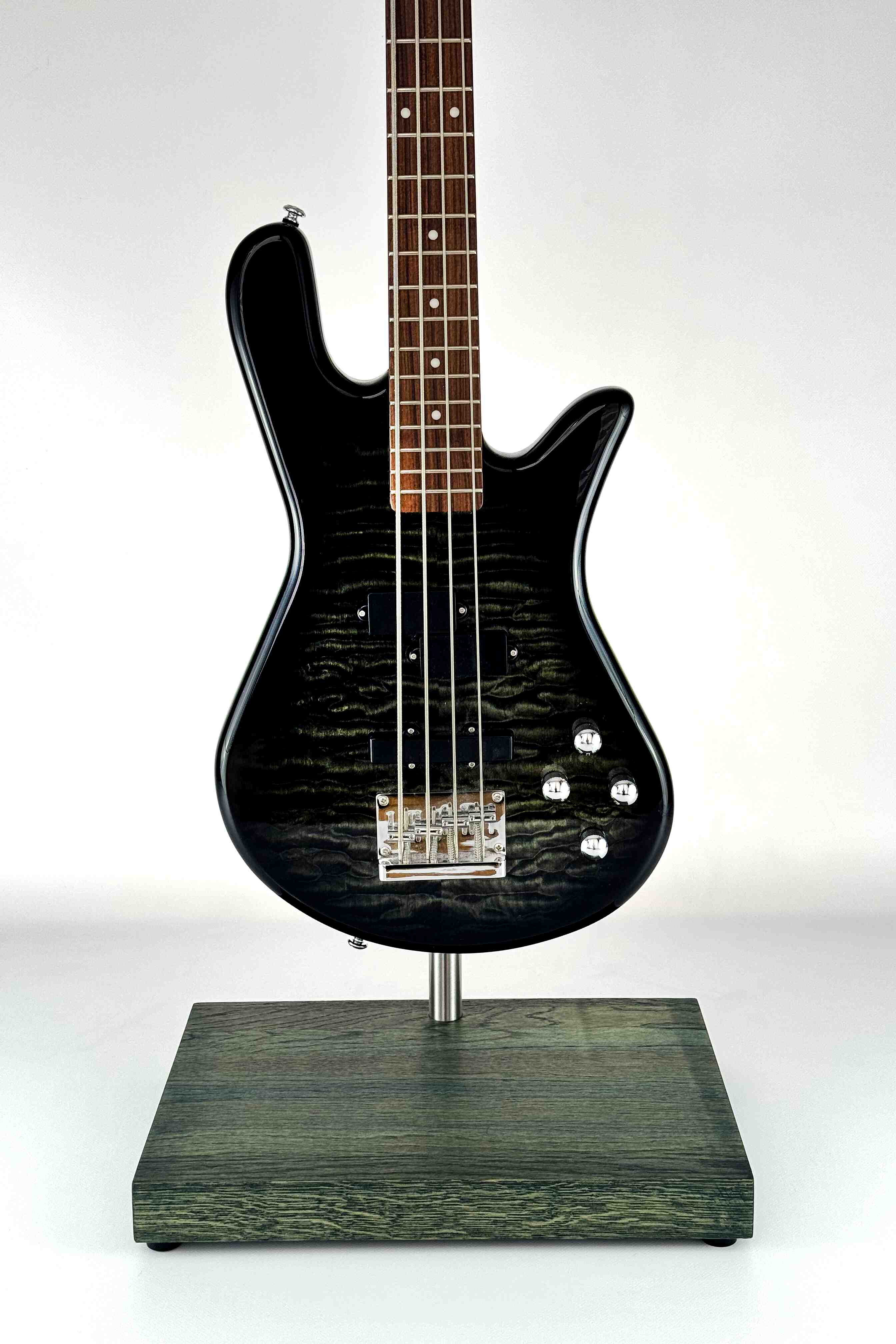 Support de guitare basse en bois premium stable et fabriqué à la main, avec finition verte, avec une guitare basse, gros plan de face