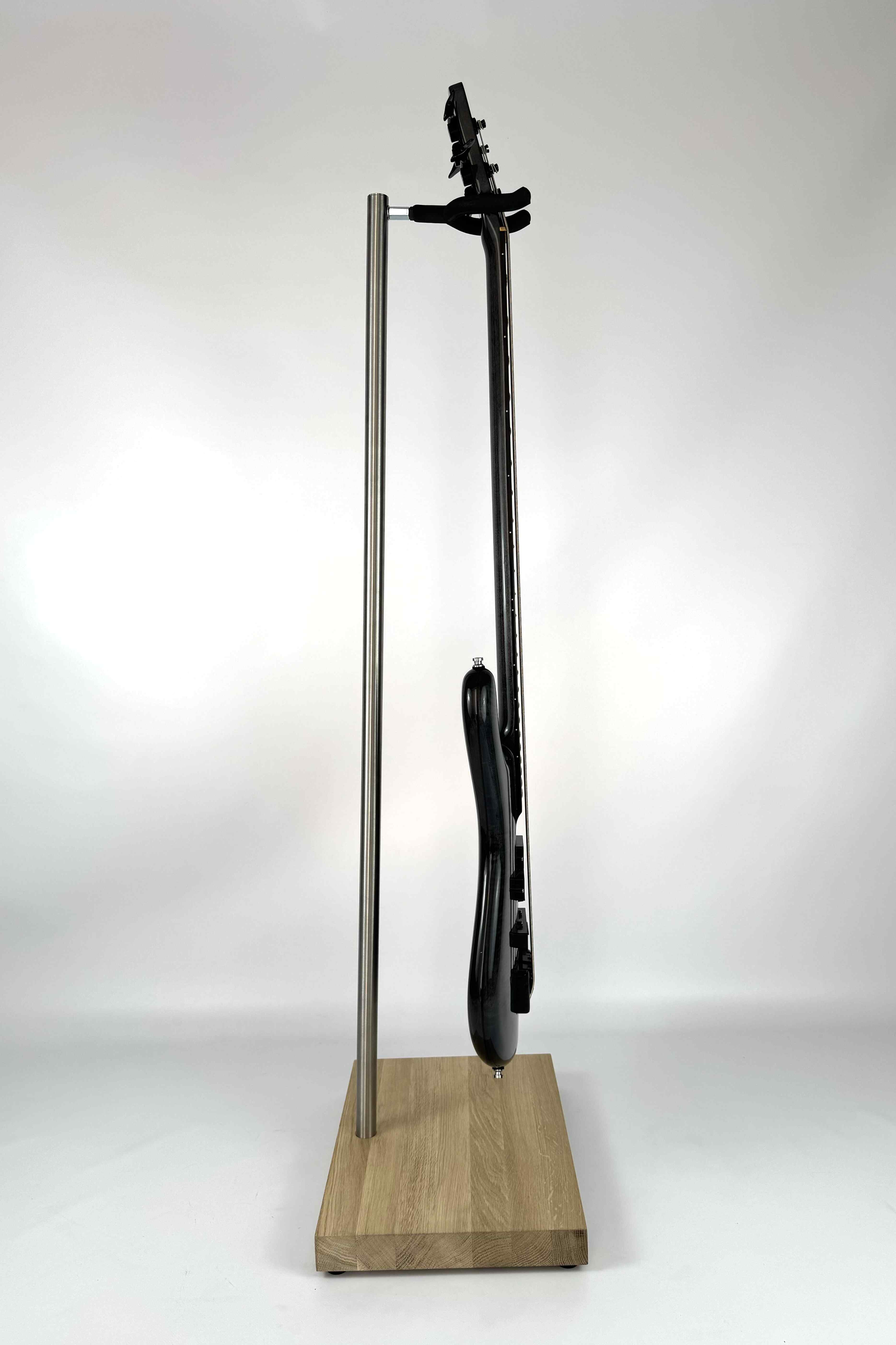 Support de guitare en bois stable, finition naturelle, avec une guitare, vue de côté de l'appui sécurisé