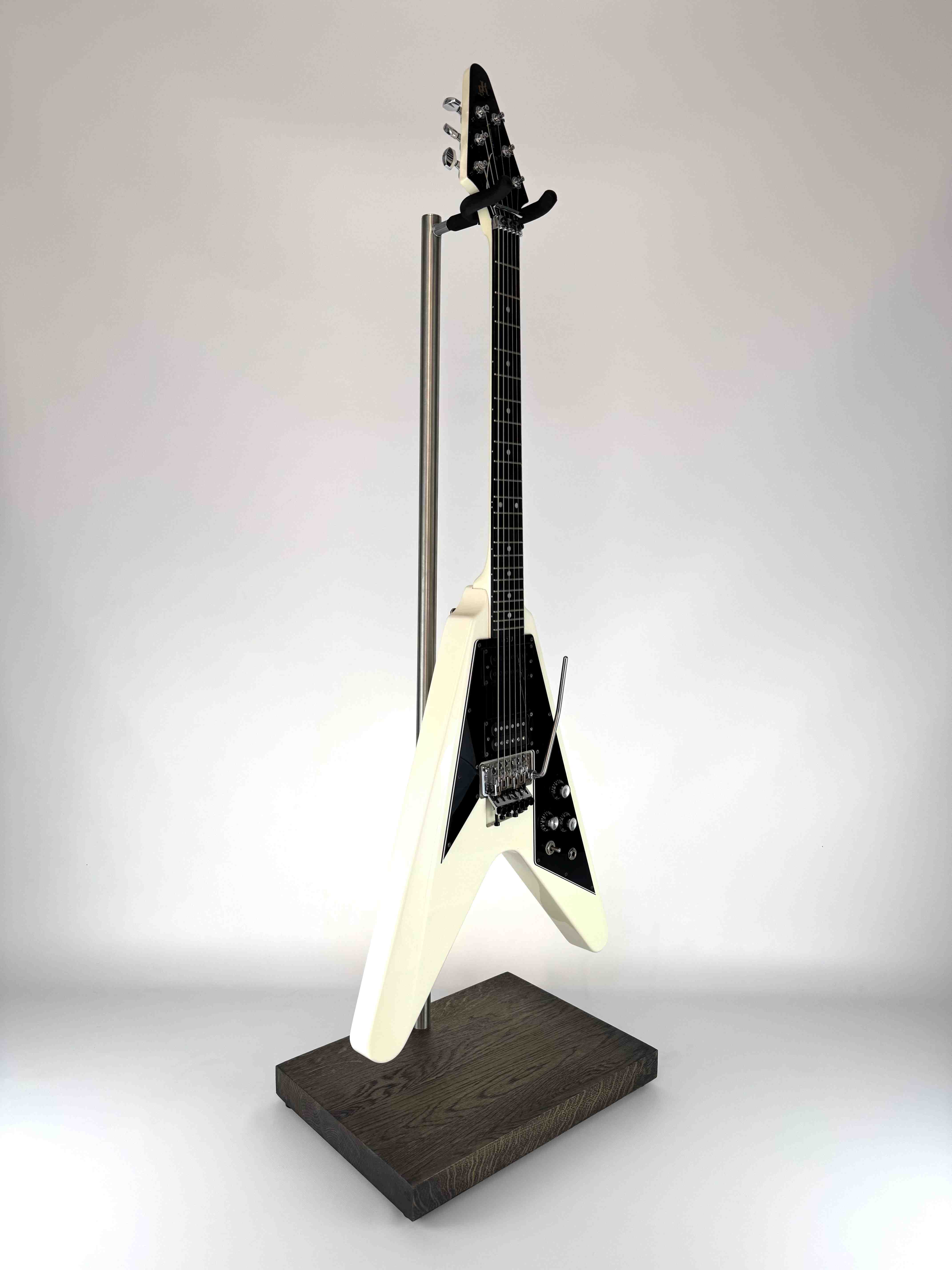 Premium-Gitarrenständer aus Holz mit schwarzem Finish und Gitarre, Vorderansicht
