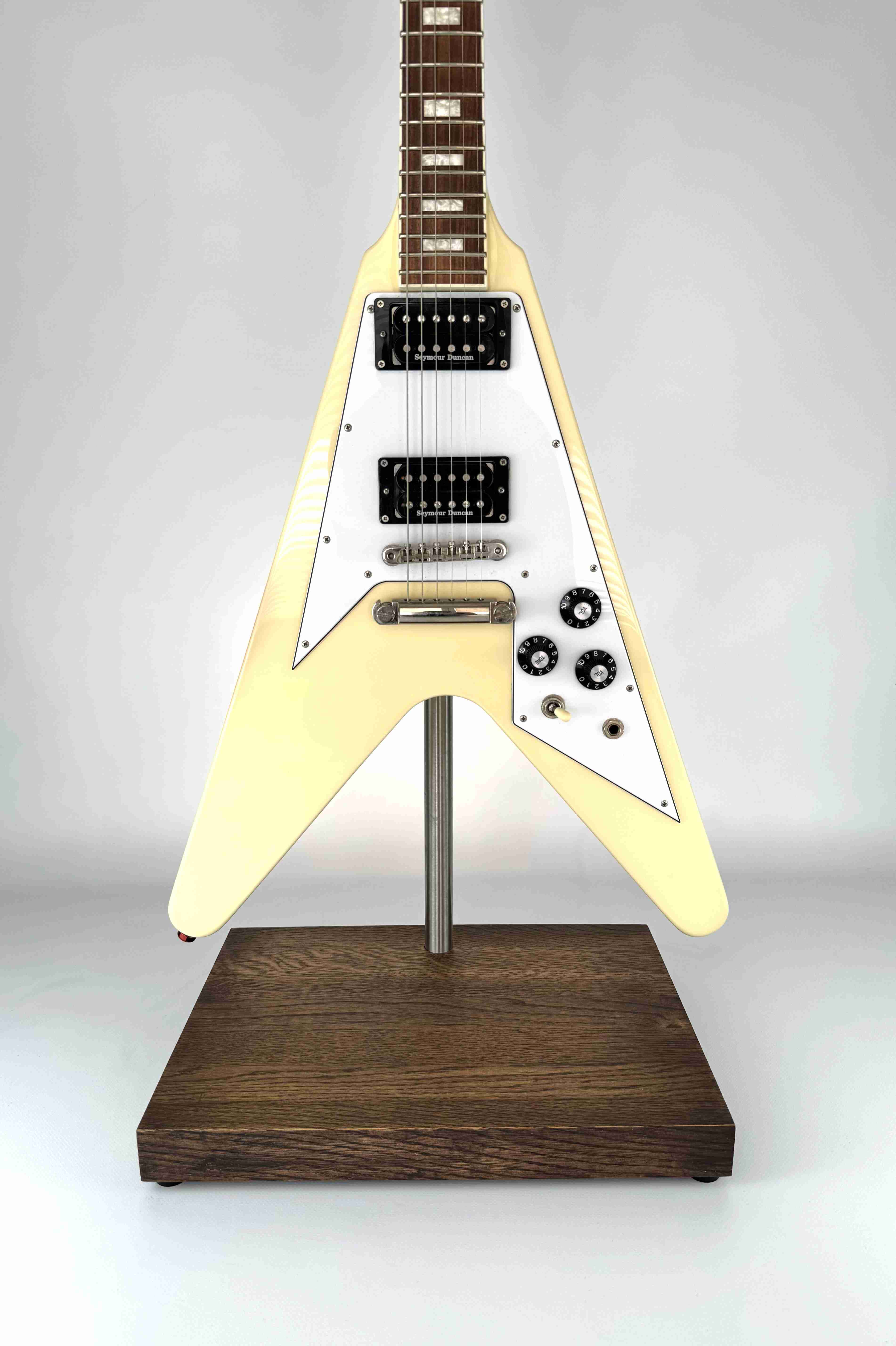 Stabiler handgefertigter Premium-Gitarrenständer aus Holz für E-Gitarre, mit braunem Finish, mit einer E-Gitarre, Nahaufnahme von vorn