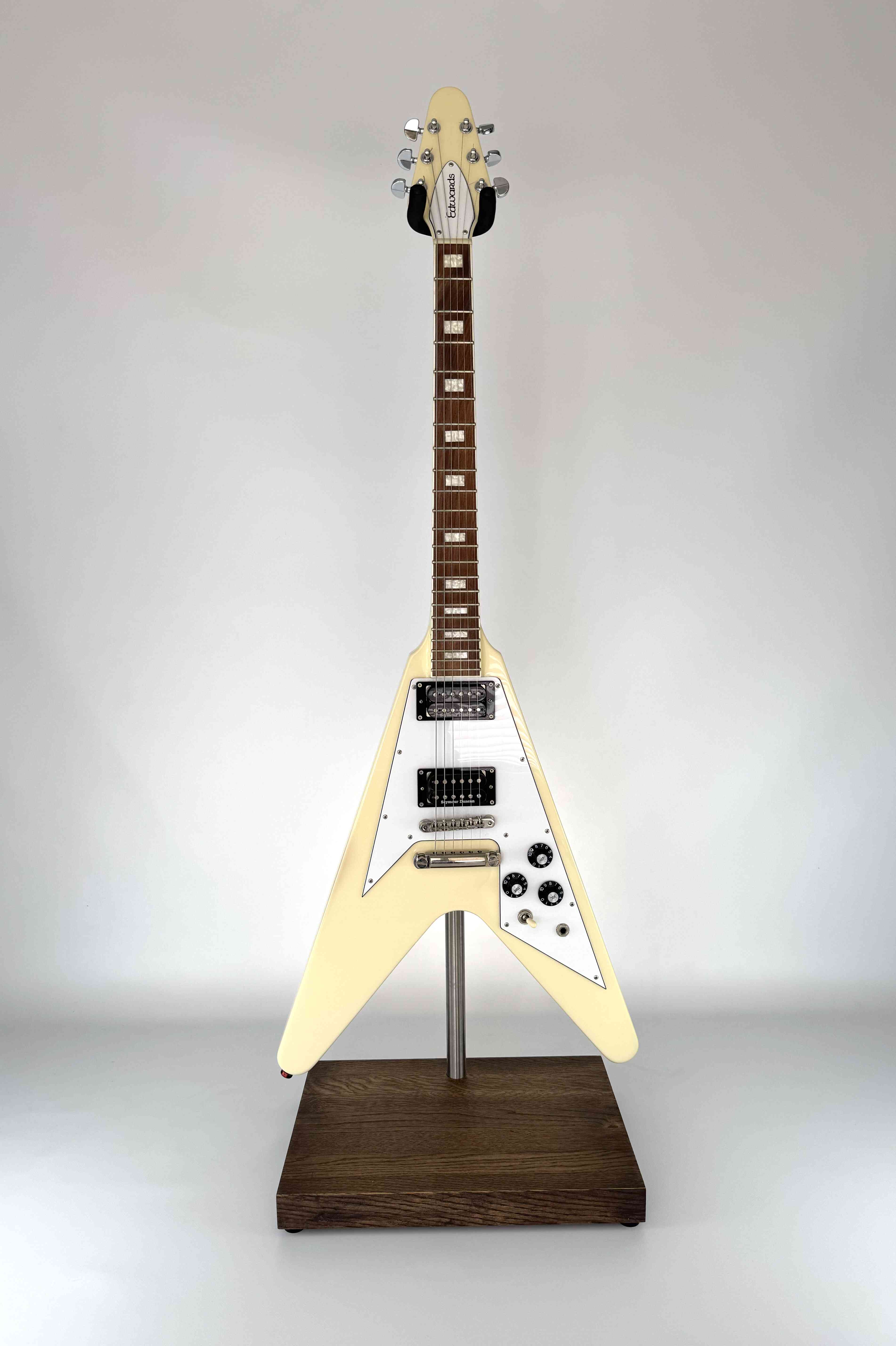 Stabiler handgefertigter Premium-Gitarrenständer aus Holz für E-Gitarre, mit braunem Finish, mit einer E-Gitarre, Vorderansicht