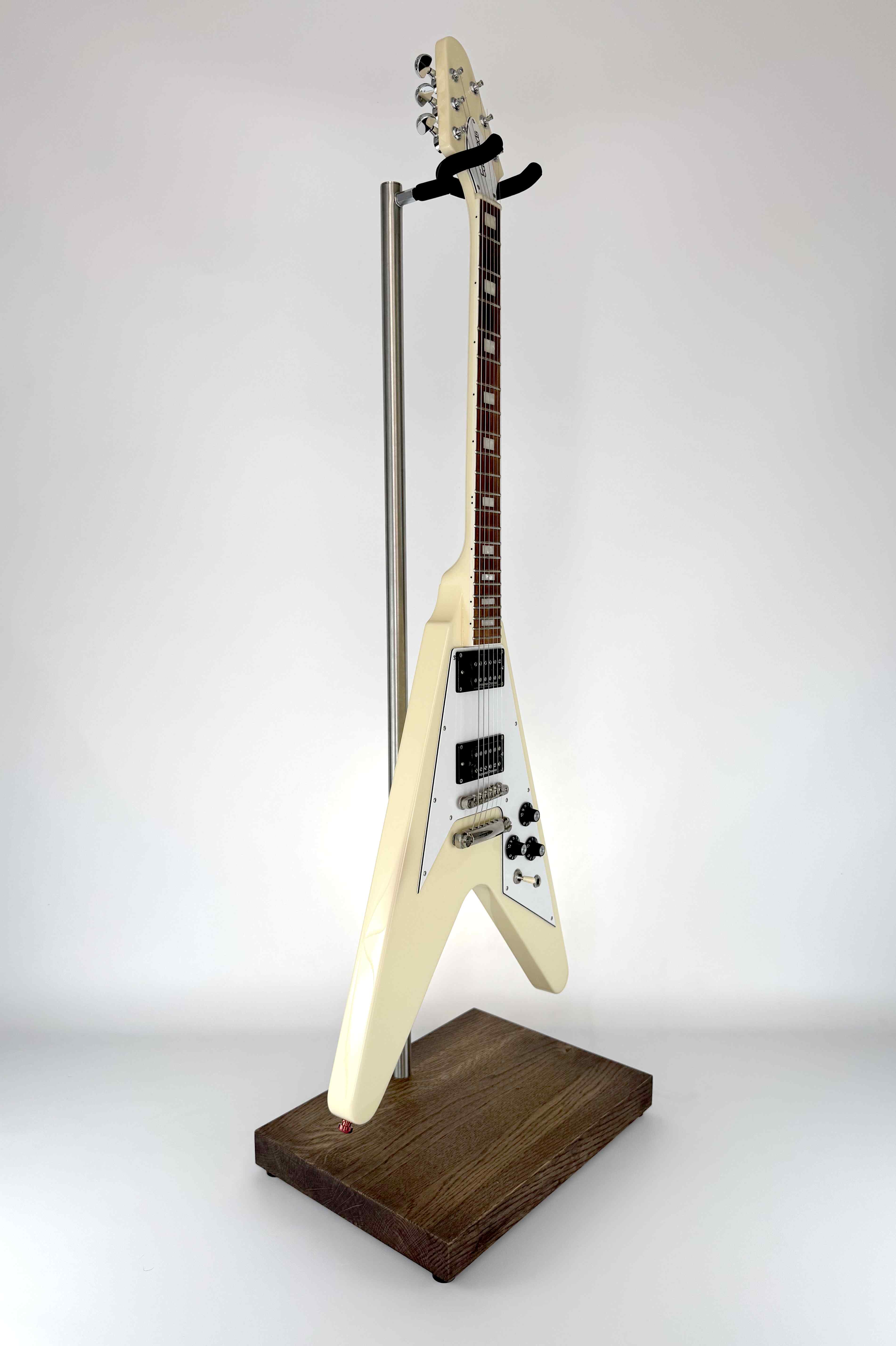 Premium-Gitarrenständer aus Holz mit braunem Finish und Gitarre, Vorderansicht