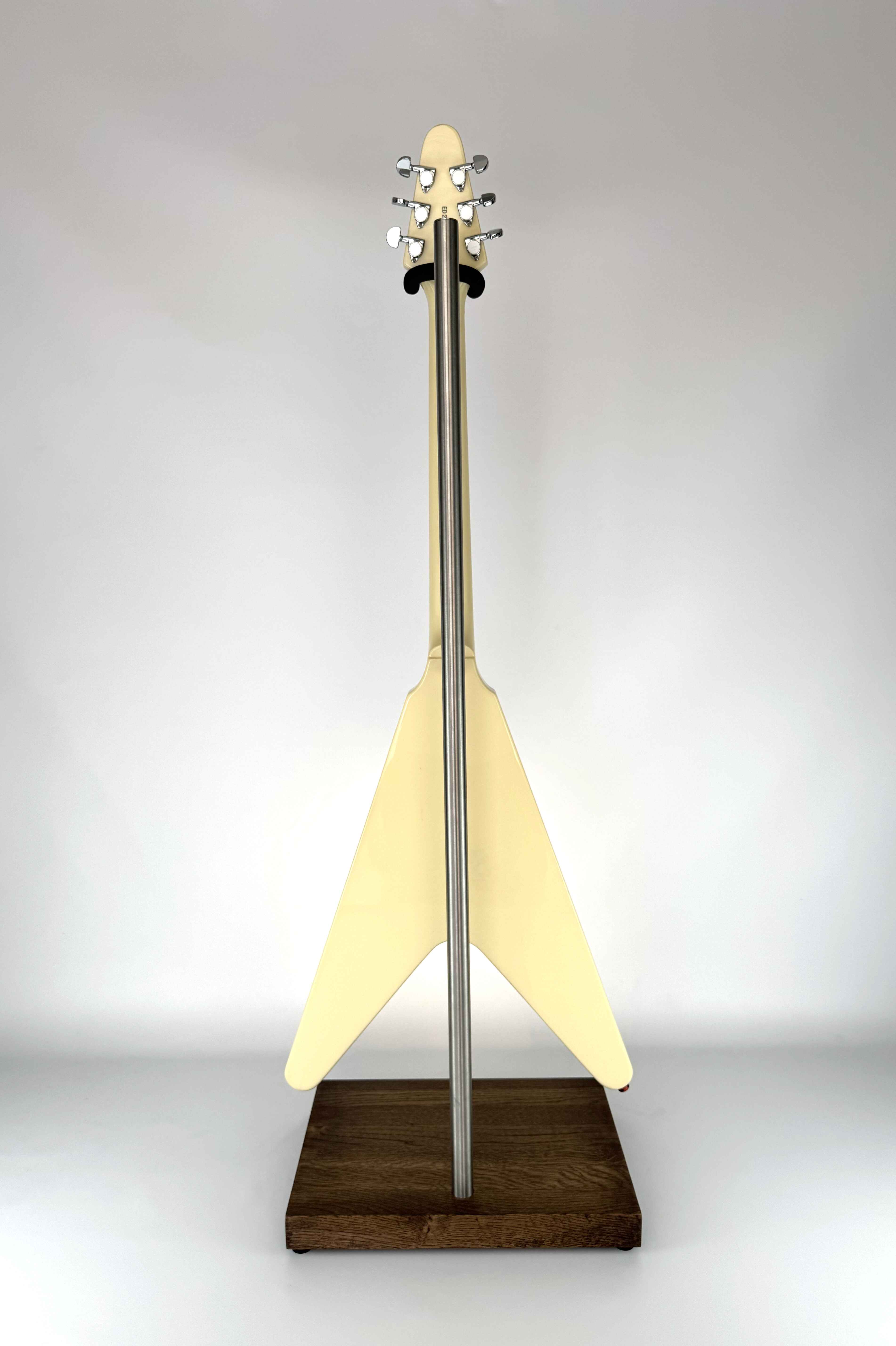 Stabiler handgefertigter Premium-Gitarrenständer aus Holz für E-Gitarre, mit braunem Finish, mit einer E-Gitarre, Rückansicht