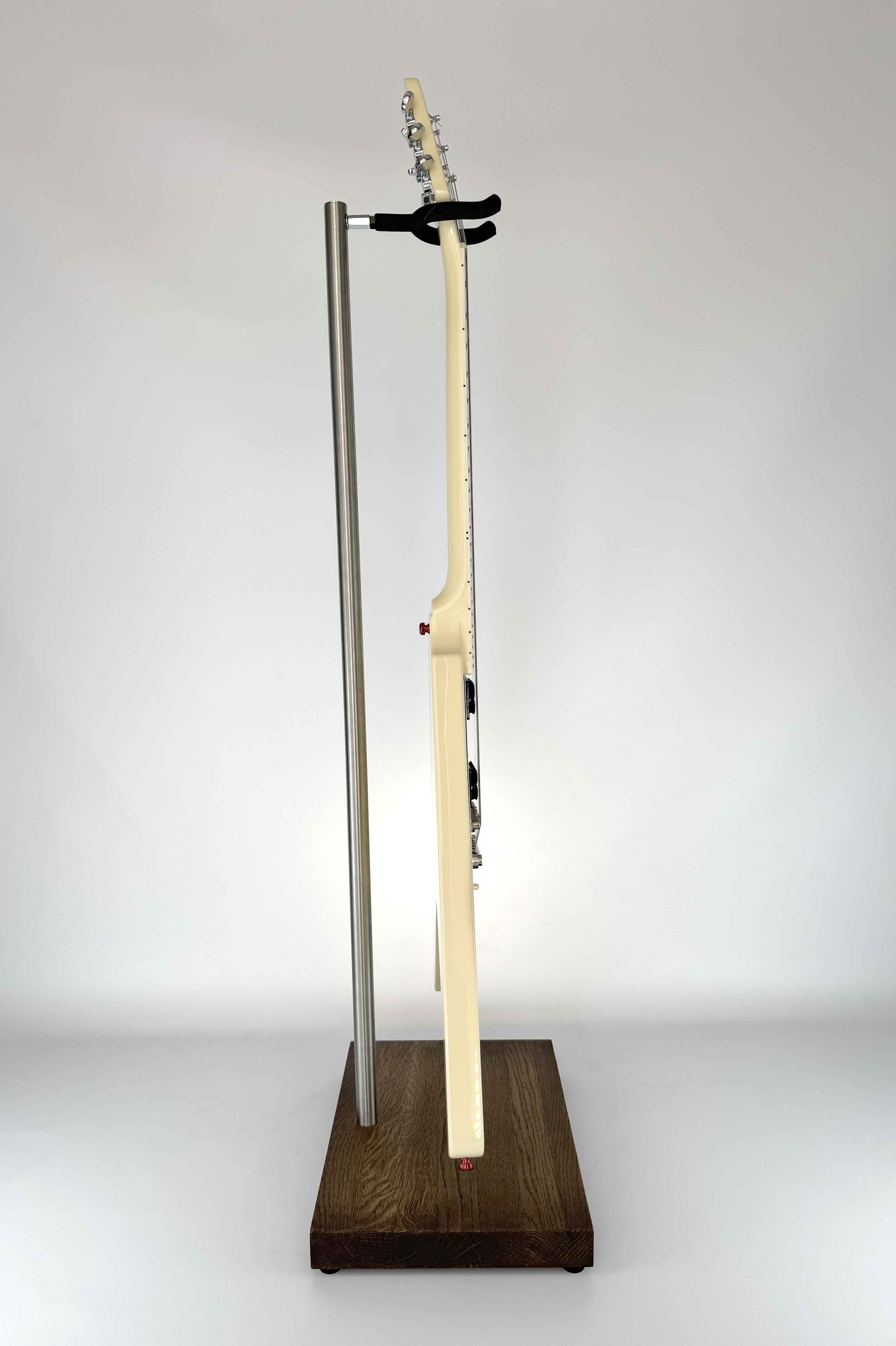 Stabiler Gitarrenständer aus Holz mit braunem Finish und Gitarre, Seitenansicht der sicheren Instrumentenauflage