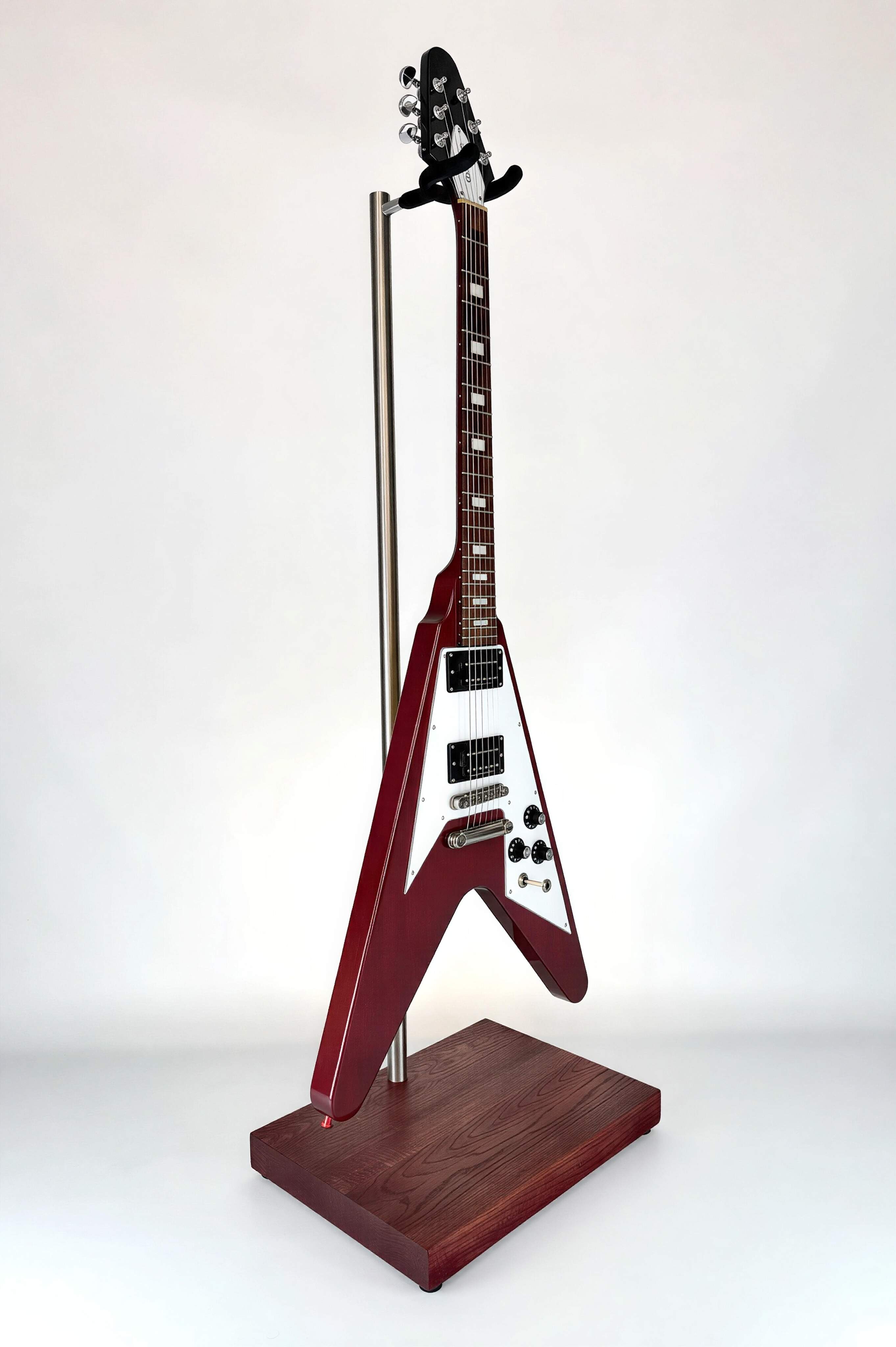 Premium-Gitarrenständer aus Holz mit Kirschbaum-Finish und Gitarre, Vorderansicht