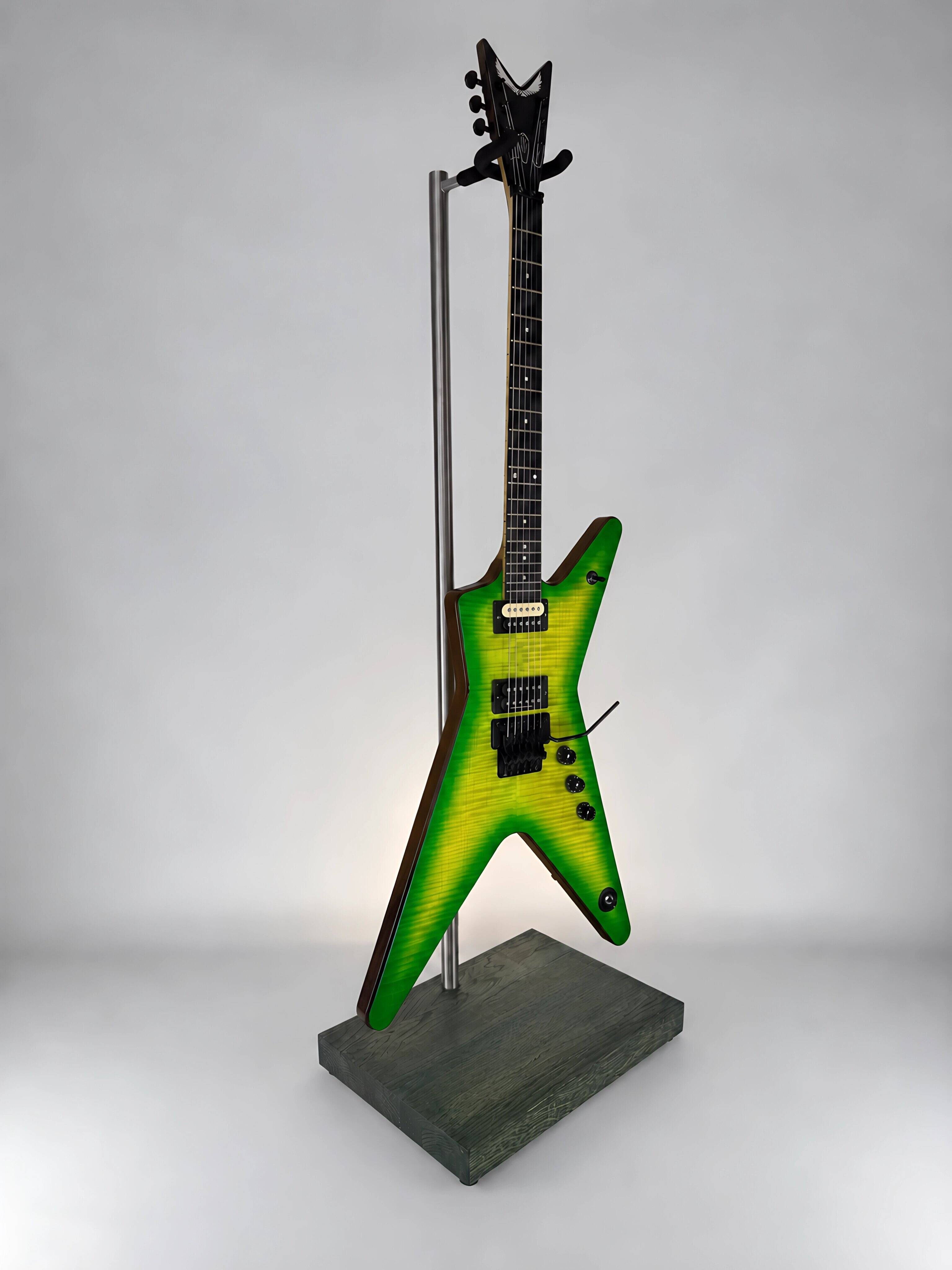 Support de guitare en bois premium, finition verte, avec une guitare, vue de face