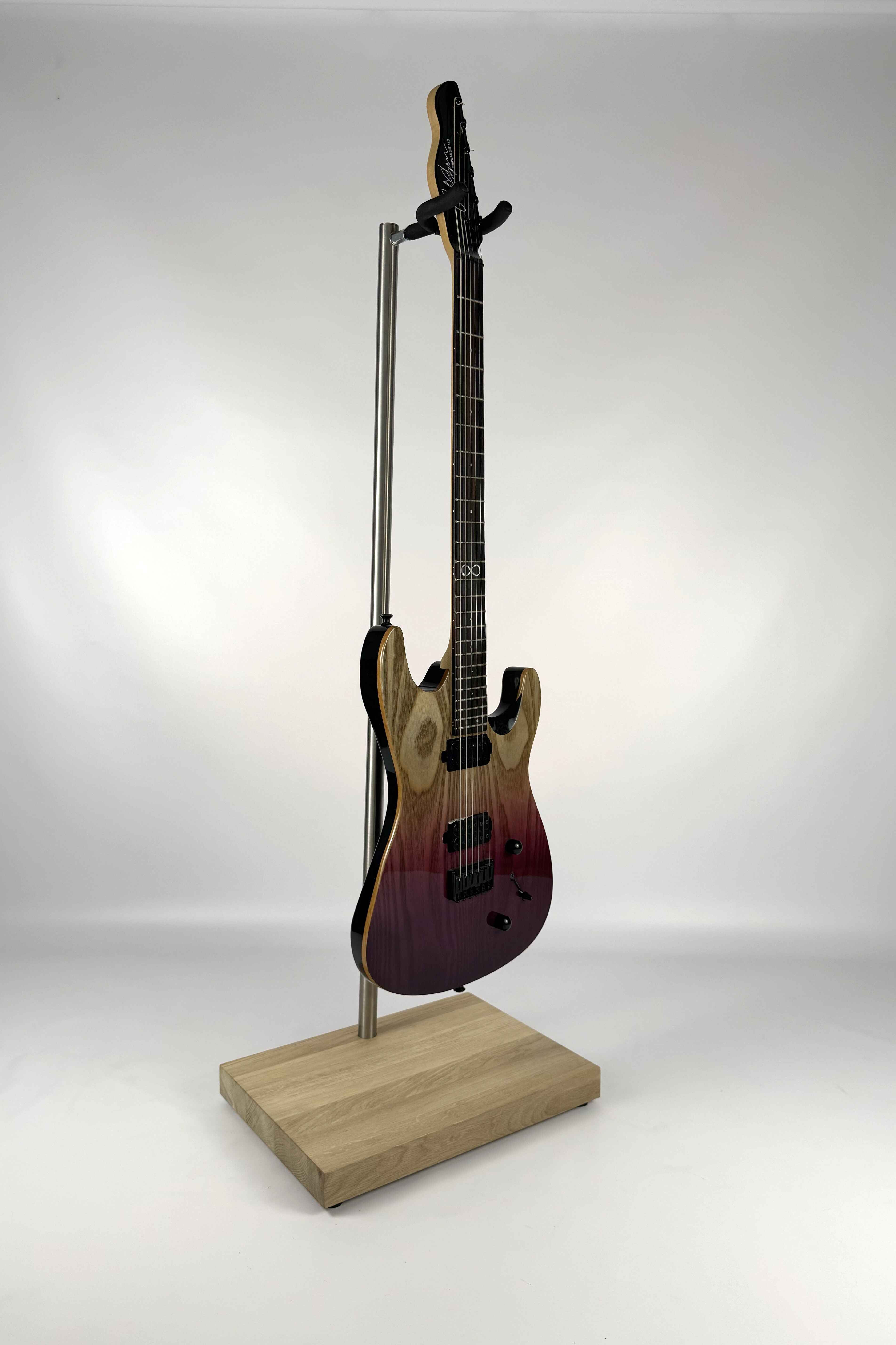 Stabiler handgefertigter Premium-Gitarrenständer aus Holz für E-Gitarre, mit naturbelassenem Finish, mit einer E-Gitarre, Dreiviertelansicht
