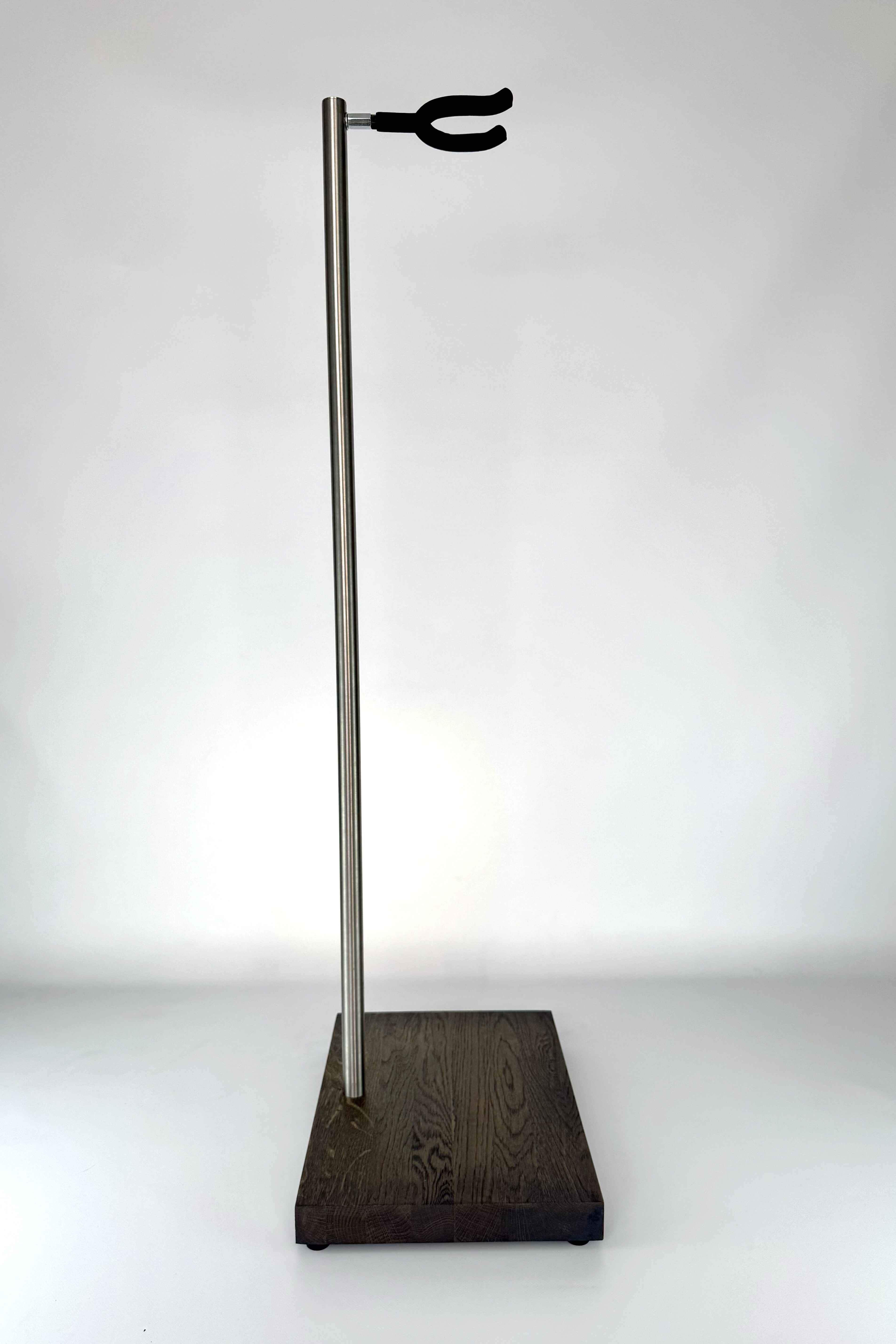 Premium-Gitarrenständer aus Holz mit schwarzem Finish, leer, Seitenansicht von schlankem Profil und Instrumentenauflage