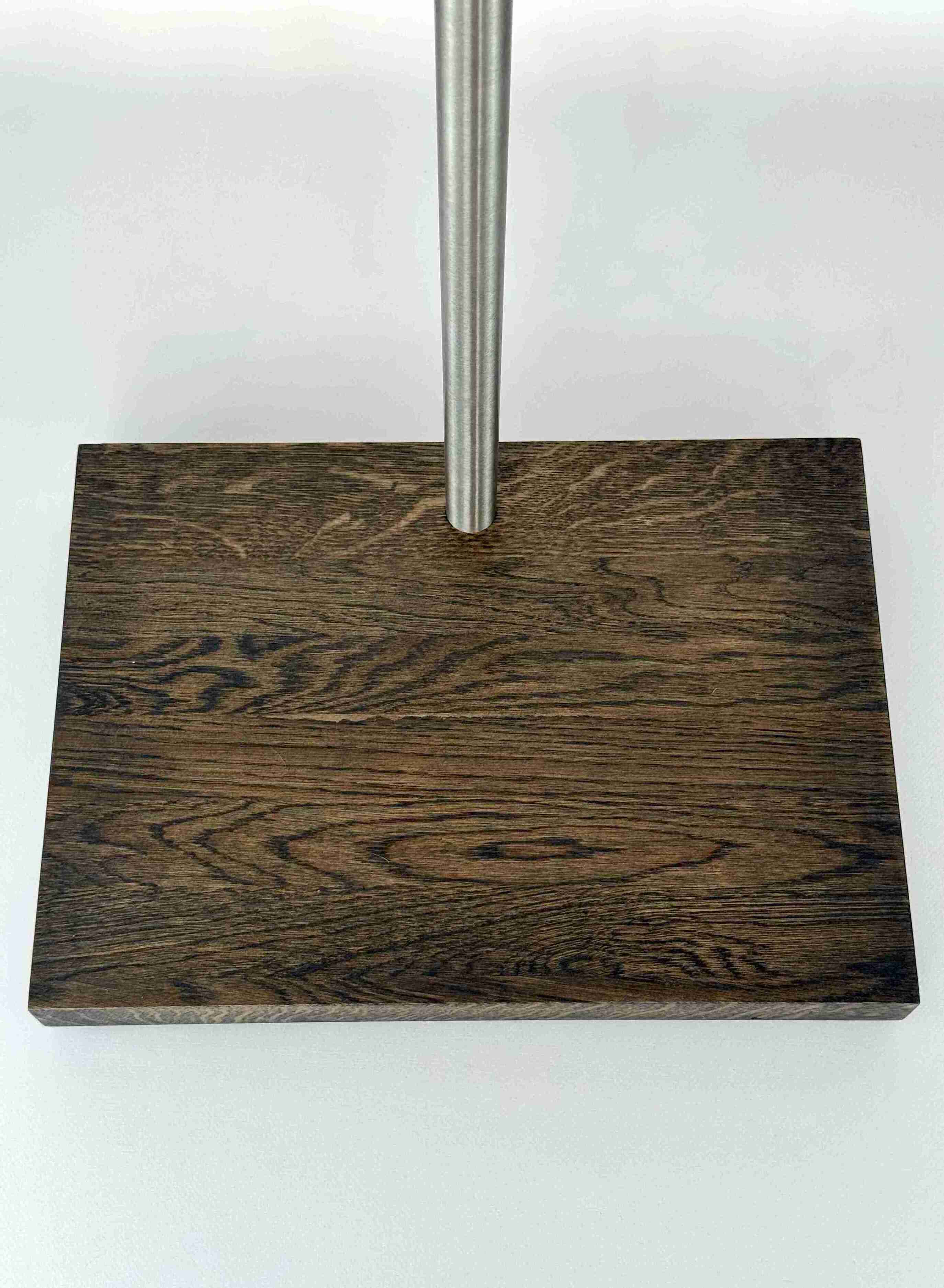 Handgefertigter Premium-Gitarrenständer aus Holz mit schwarzem Finish, Nahaufnahme des stabilen Fußes, der Premium-Holzarbeit und sicheren Verbindungen