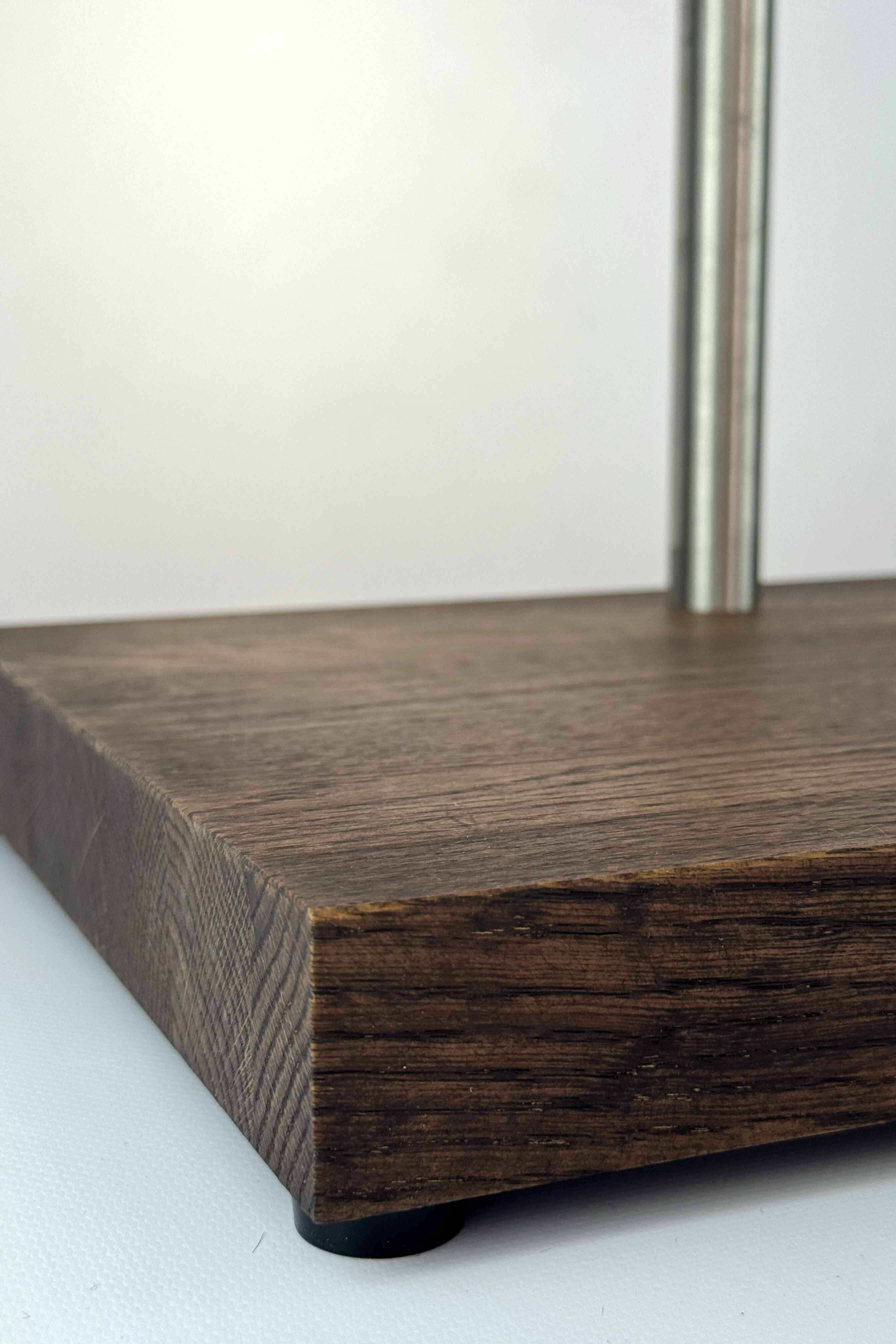 Handgefertigter Premium-Gitarrenständer aus Holz mit schwarzem Finish, Nahaufnahme der stabilen Fußecke und der handgefertigten Holzverbindung