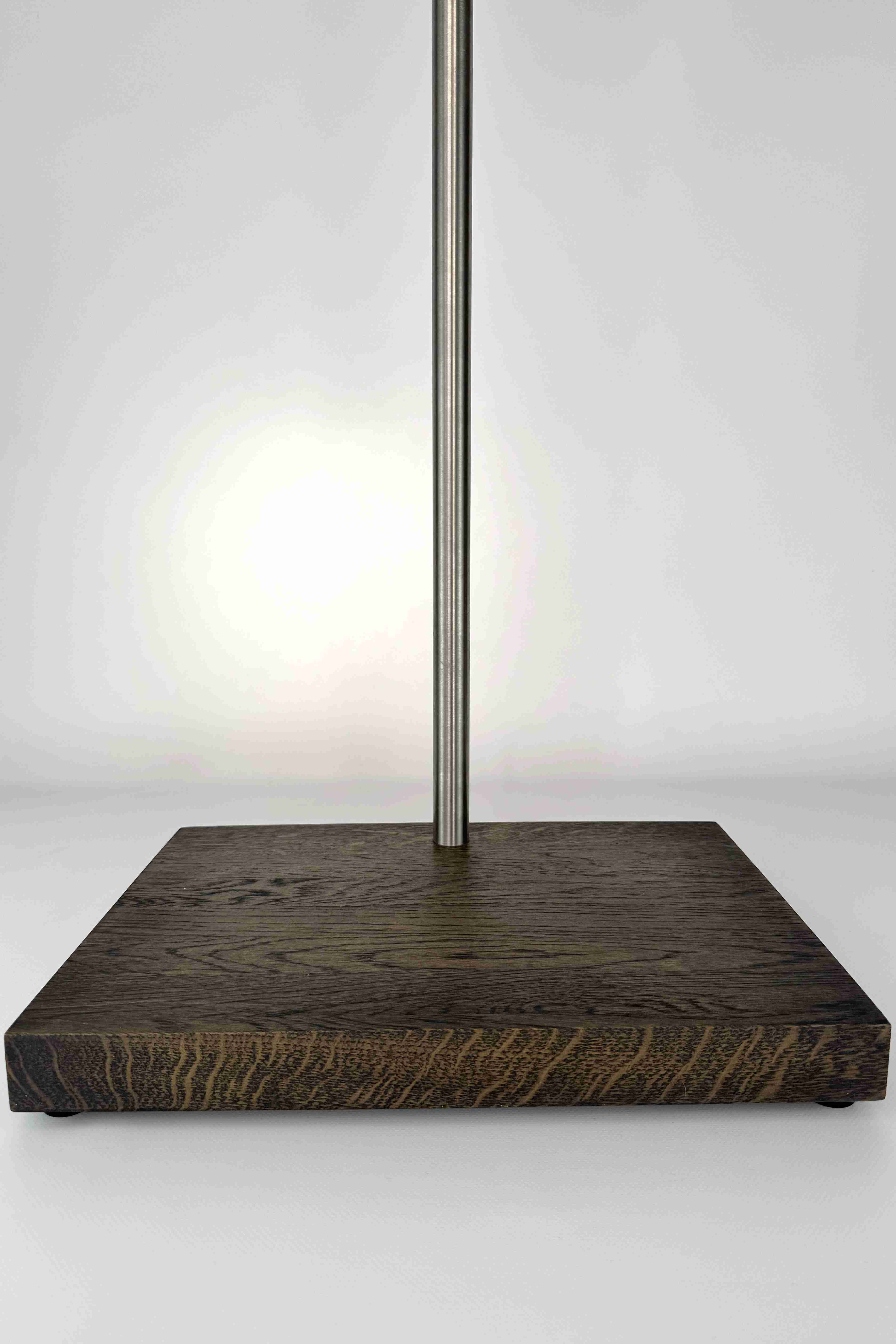 Handgefertigter Premium-Gitarrenständer aus Holz mit schwarzem Finish, Nahaufnahme des stabilen Fußes mit Premium-Holzarbeit und Metallbeschlag