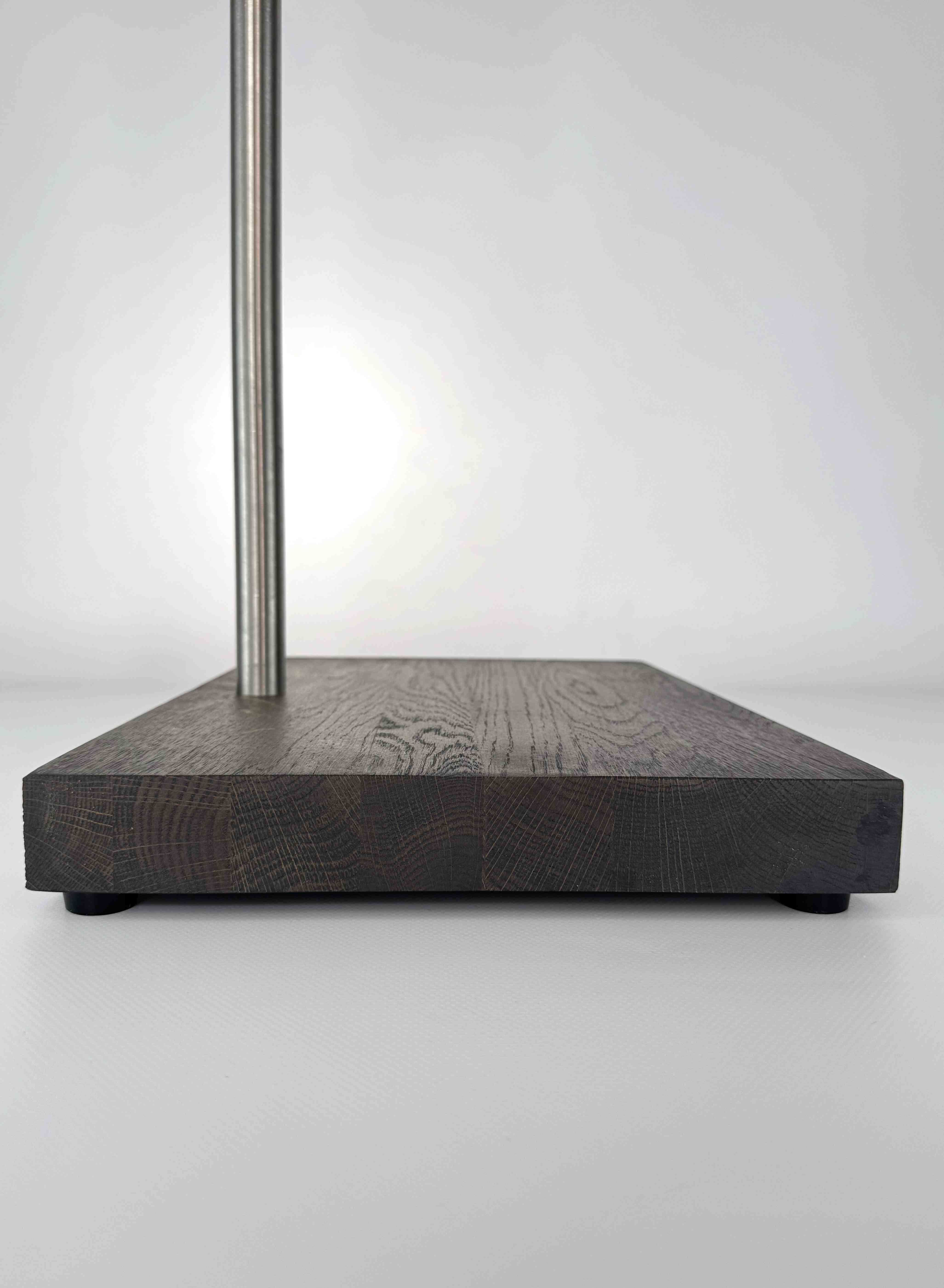 Handgefertigter Premium-Gitarrenständer aus Holz mit schwarzem Finish, seitliche Nahaufnahme des stabilen Fußes und der sicheren Instrumentenauflage