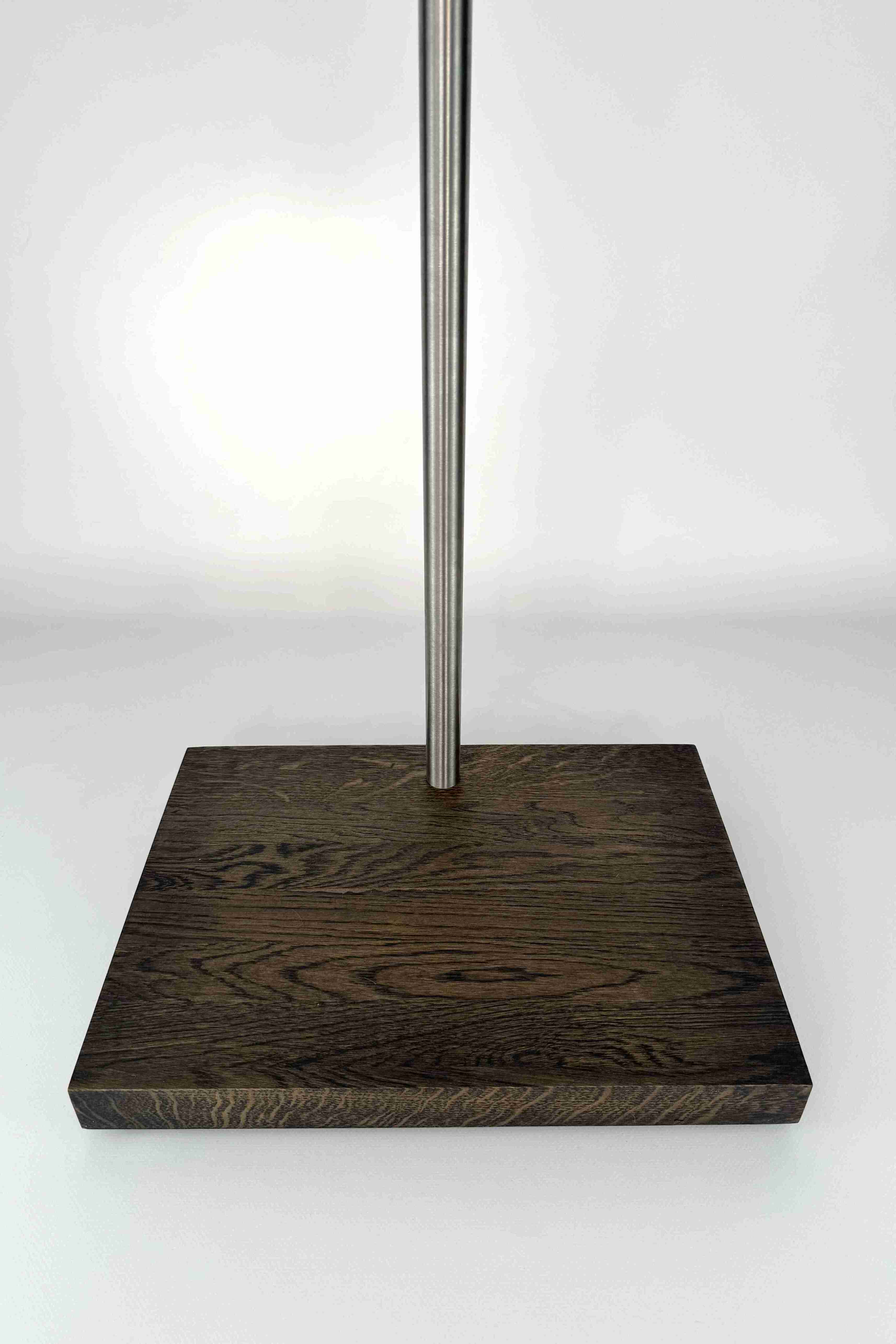 Nahaufnahme des stabilen Fußes eines Premium-Gitarrenständers aus Holz mit schwarzem Finish