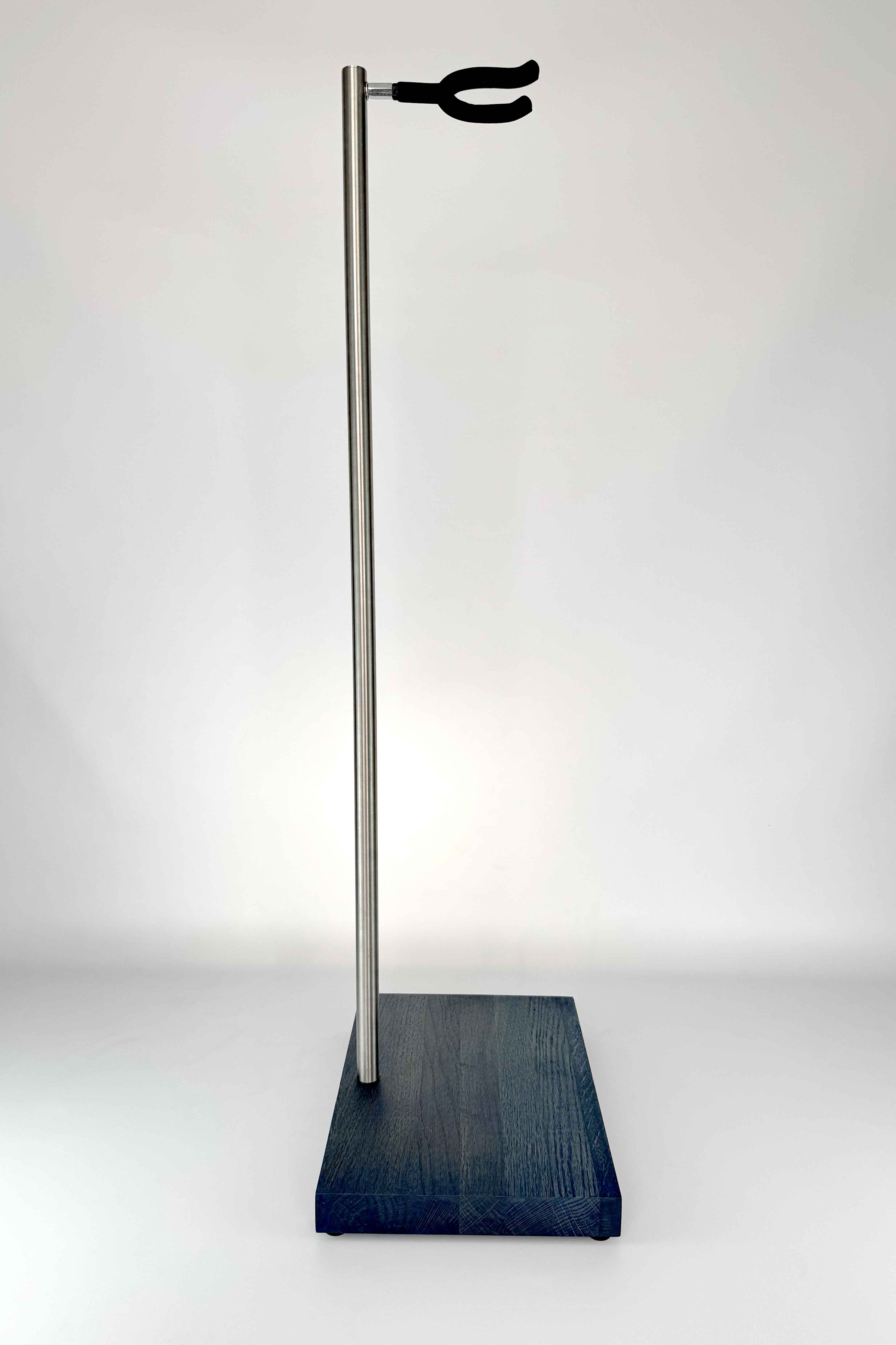 Premium-Gitarrenständer aus Holz mit blauem Finish, leer, Seitenansicht von schlankem Profil und Instrumentenauflage