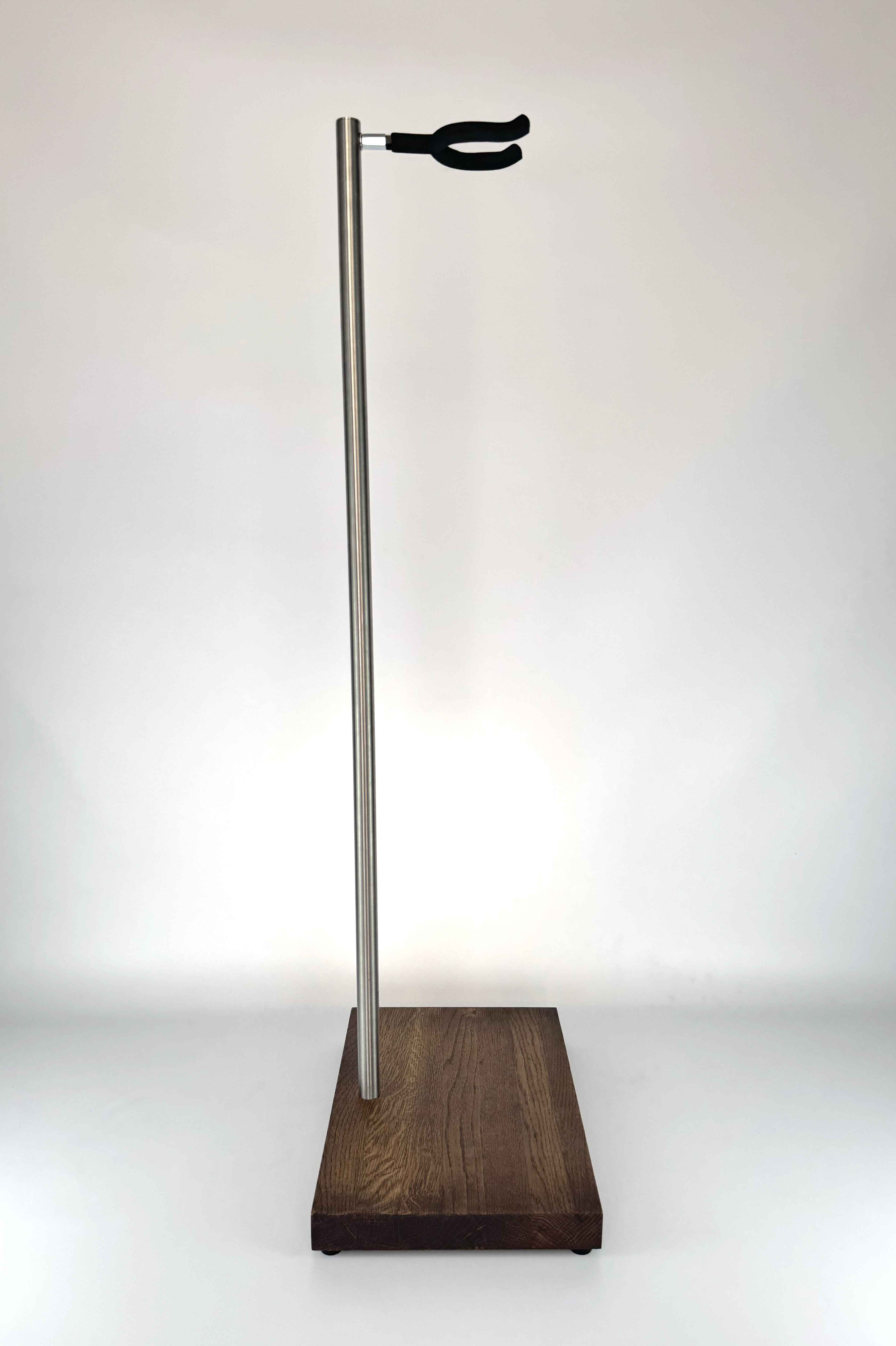 Premium-Gitarrenständer aus Holz mit braunem Finish, leer, Seitenansicht von schlankem Profil und Instrumentenauflage