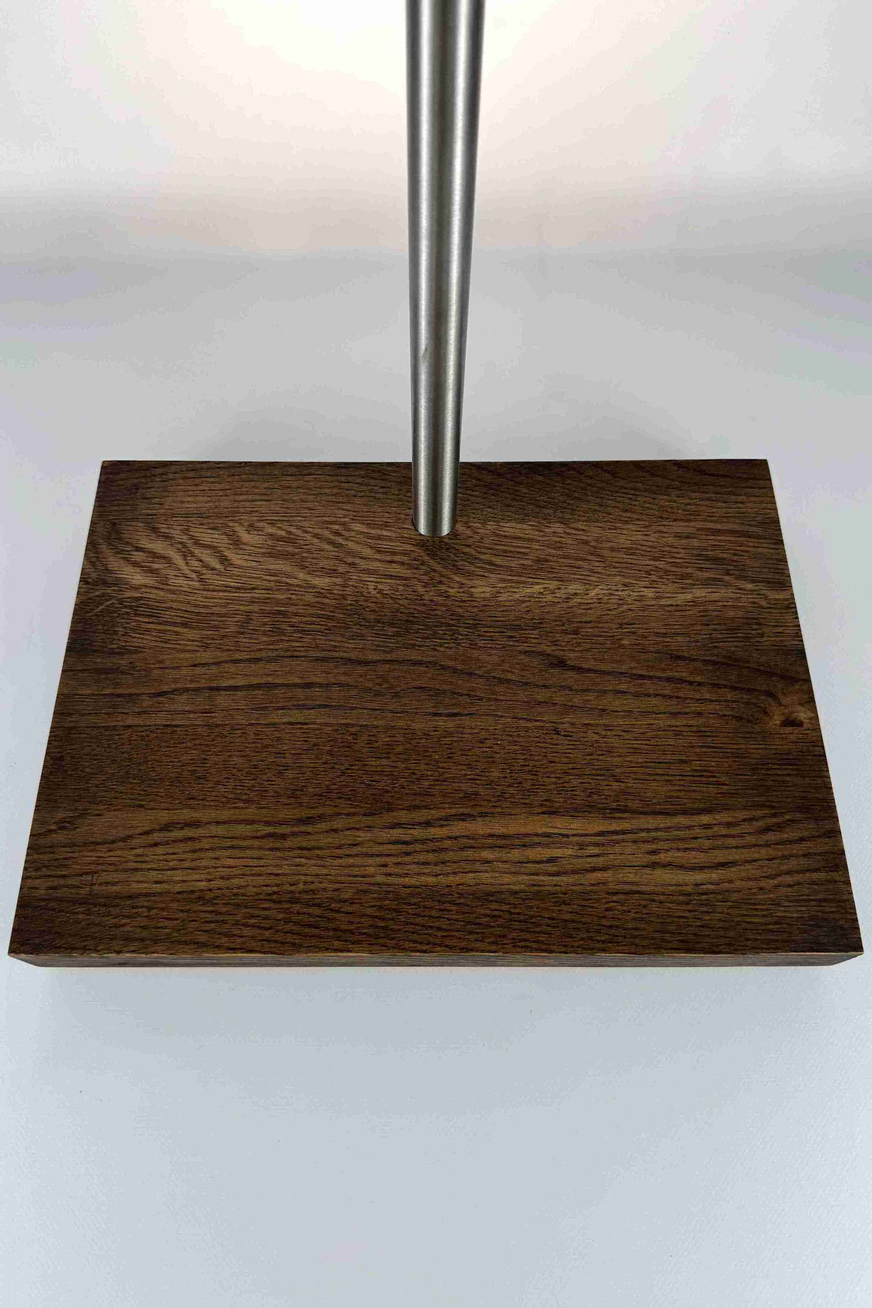 Handgefertigter Premium-Gitarrenständer aus Holz mit braunem Finish, Nahaufnahme des stabilen Fußes, der Premium-Holzarbeit und sicheren Verbindungen