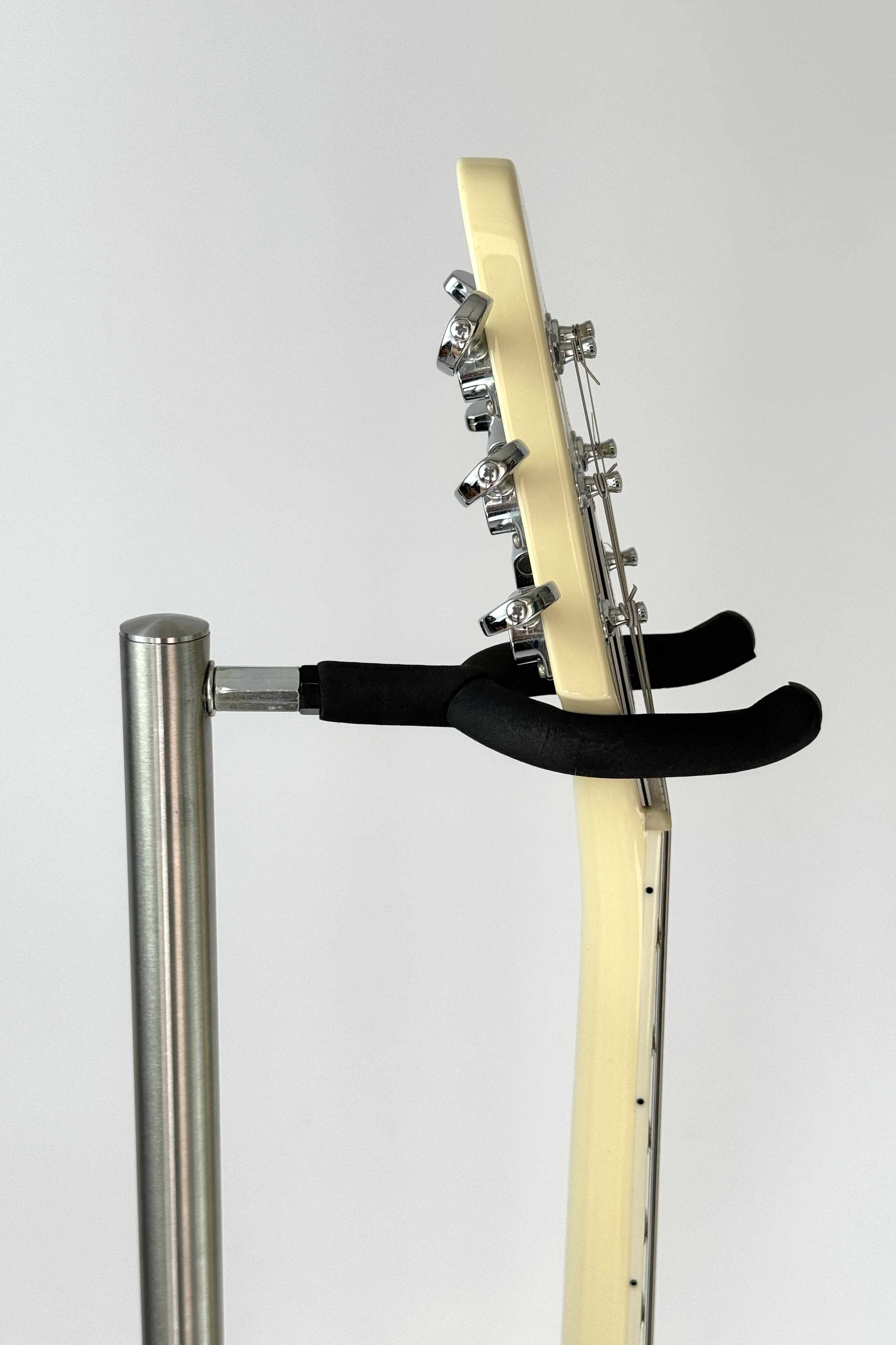 Stabiler handgefertigter Premium-Gitarrenständer aus Holz, eleganter freistehender Halter, Seitenansicht