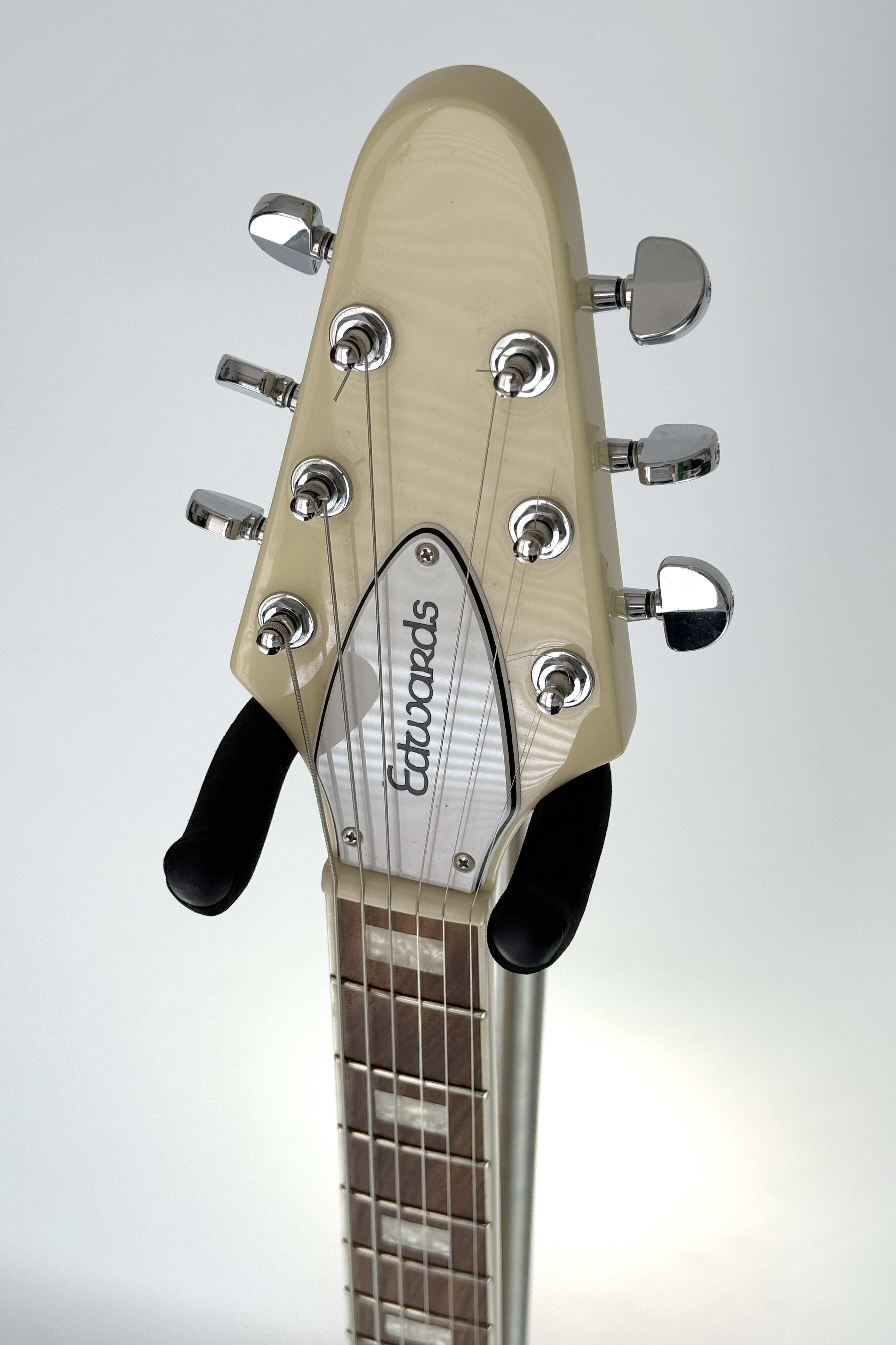 Stabiler handgefertigter Premium-Gitarrenständer aus Holz mit einer Gitarre, Vorderansicht